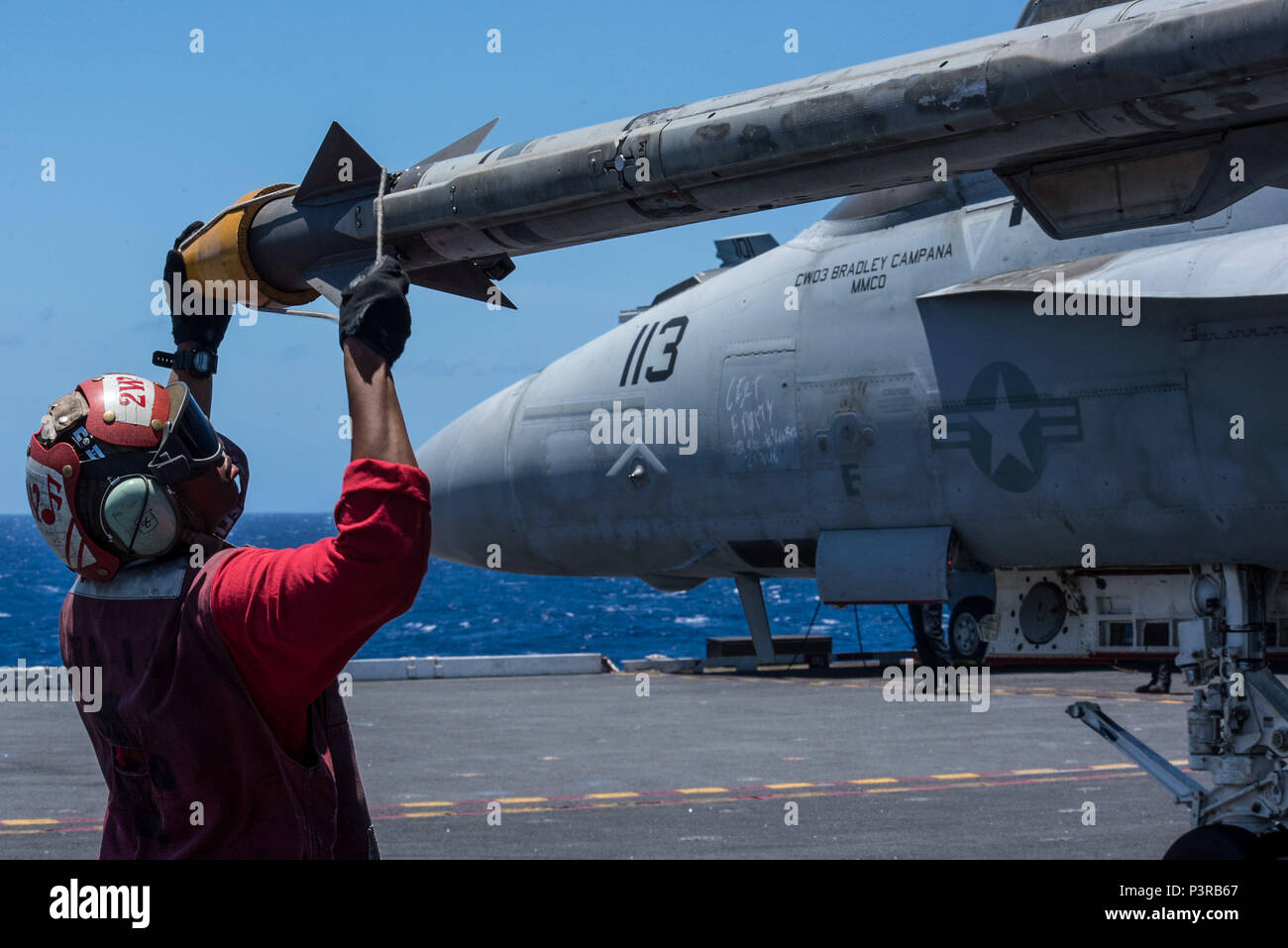 160729-N-GZ947-133: OCEANO PACIFICO (29 luglio 2016) Aviation Ordnanceman Airman Jasmine Yelverton da Goldsboro, North Carolina, luoghi di un cono di sicurezza su ordnance attaccato a un F/A-18F Super Hornet assegnati al nero Aces di Strike Fighter Squadron (VFA) 41 sulla USS John C. Stennis' (CVN 74) ponte di volo durante il cerchio del Pacifico 2016. Venti-sei nazioni, più di 40 navi e sottomarini, più di 200 aerei e 25.000 personale partecipano RIMPAC dal 30 giugno al 4 agosto, in e intorno alle Isole Hawaii e la California del Sud. Il più grande del mondo marittimo internazionale exerci Foto Stock