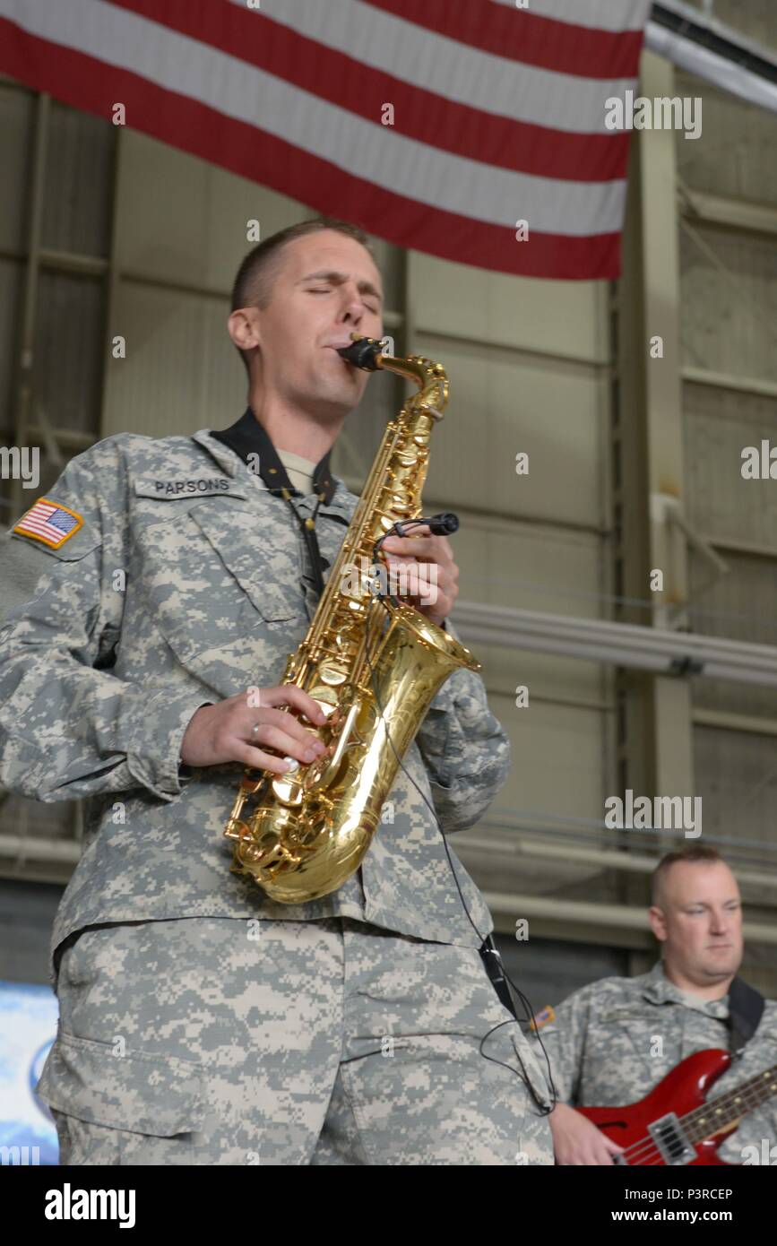 Spc. Ian Parson, un musicista con il nono Army Band di equinozio di primavera, riproduce il sassofono durante l'Artico Thunder Open House, 30 luglio. Base comune Elmendorf-Richardson ha aperto le sue porte al pubblico e per mostrare più di 40 esecutori di chiave e la massa agisce per includere il JBER forze congiunte, U.S. Air Force F-22, E DEGLI STATI UNITI Navy Blue Angels dimostrazioni squadre, luglio 30-31.9 Army Band sarà aventi prestazioni quotidianamente in Hangar 3 alle ore 10.00, 12.00, 14.00 e 4 p.m.(STATI UNITI Air Force photo by Staff Sgt. William Banton) Foto Stock