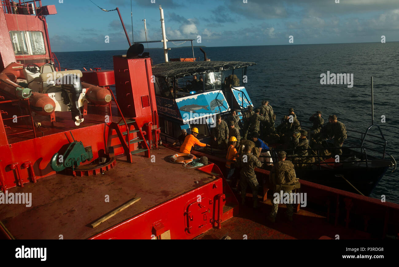 Stati Uniti Marines e marinai partono USNS Sacagawea (T-AKE 2) per Motutapu Island, Tonga, luglio 25, 2016 per una multi-nazionale, esercizio bilaterale con soldati Tongan come parte di una task-force Koa Moana la distribuzione nella regione Asia-Pacifico. I membri del servizio verrà condotta la fanteria di base e live-Incendio campo di formazione, con l'assistenza da parte di imbarcazioni di ricognizione per rendere operativi Sacagawea, per aumentare l'interoperabilità e relazioni. I marines e marinai con la task force sono originariamente assegnati alla I e III Marine Expeditionary Force. (U.S. Marine Corps foto di Cpl. William Hester/ rilasciato) Foto Stock