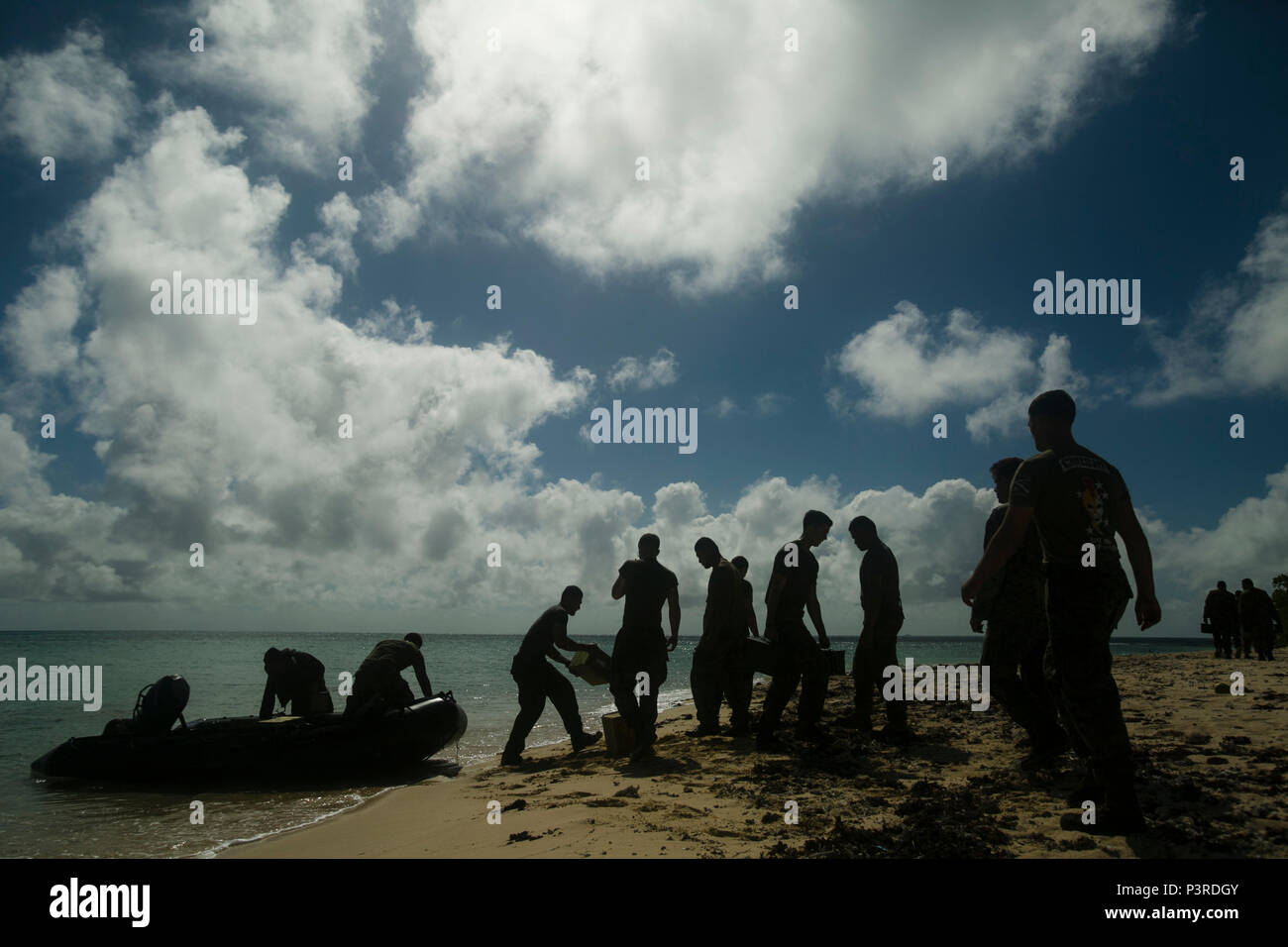 Stati Uniti Marines, marinai e soldati Tongan scaricare le munizioni e le forniture provenienti da una barca di ricognizione, luglio 25, 2016 su Motutapu Island, Tonga, durante una multi-nazionale, bilaterale di esercitare una parte della Task Force Koa Moana la distribuzione nella regione Asia-Pacifico. I membri del servizio verrà condotta la fanteria di base e live-Incendio campo di formazione, con l'assistenza da parte di imbarcazioni recon per rendere operativi USNS Sacagawea (T-AKE 2), per aumentare l'interoperabilità e relazioni. I marines e marinai con la task force sono originariamente assegnati alla I e III Marine Expeditionary Force. Il Tongans sono con Sua Maestà" Foto Stock