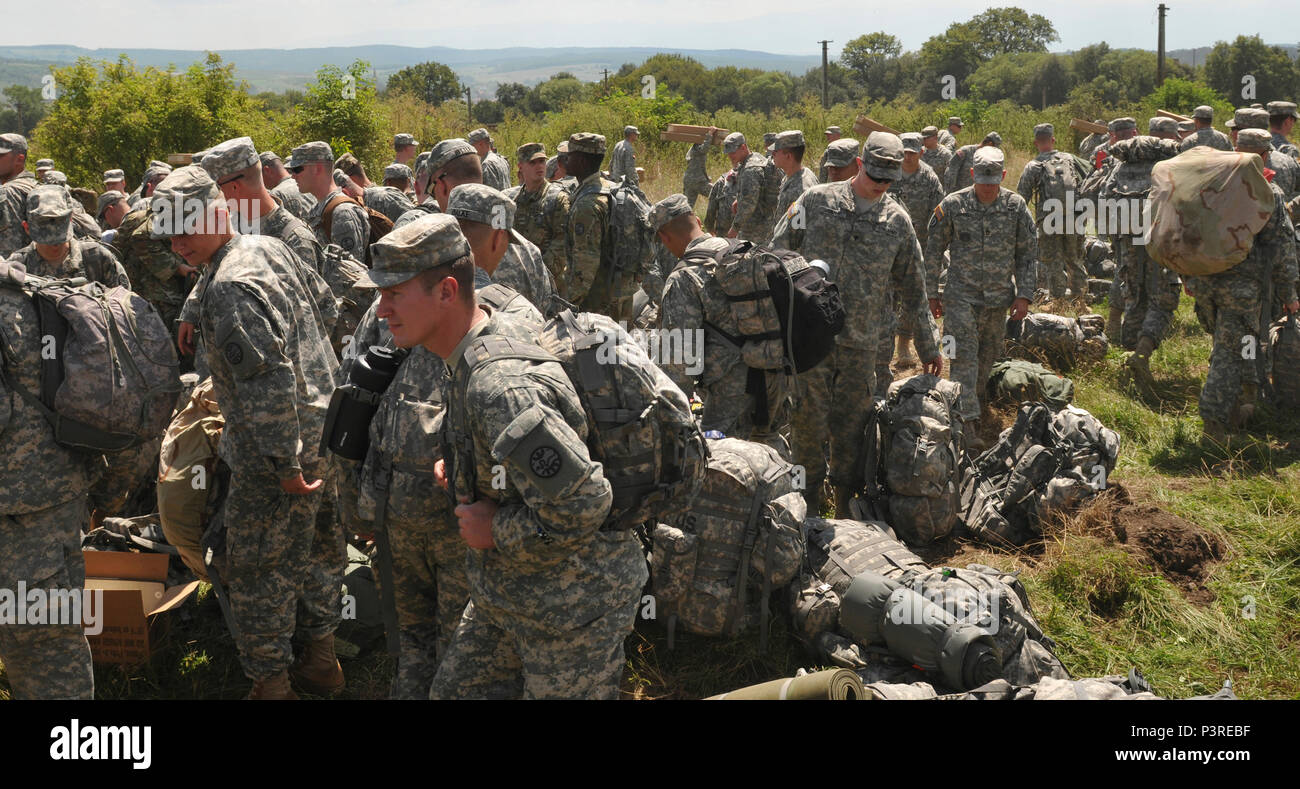 Soldati con la cavalleria116th vigili del Team di combattimento, da Oregon e Montana, arrivare per la Saber custode esercizio presso il rumeno di forze terrestri Combat Training Center, Cincu, Romania Luglio 24, 2016. Saber Guardian 2016 è una multinazionale di esercitazione militare che coinvolge circa 2.800 militari provenienti da nove nazioni tra cui l'Armenia, Azerbaigian, Bulgaria, Canada, Georgia, Moldavia, Polonia, Romania, Ucraina e Stati Uniti Gli obiettivi di questo esercizio sono la costruzione di multinazionale, regionale e partenariato congiunto capacità per migliorare le relazioni militari, lo scambio di esperienze professionali, Foto Stock