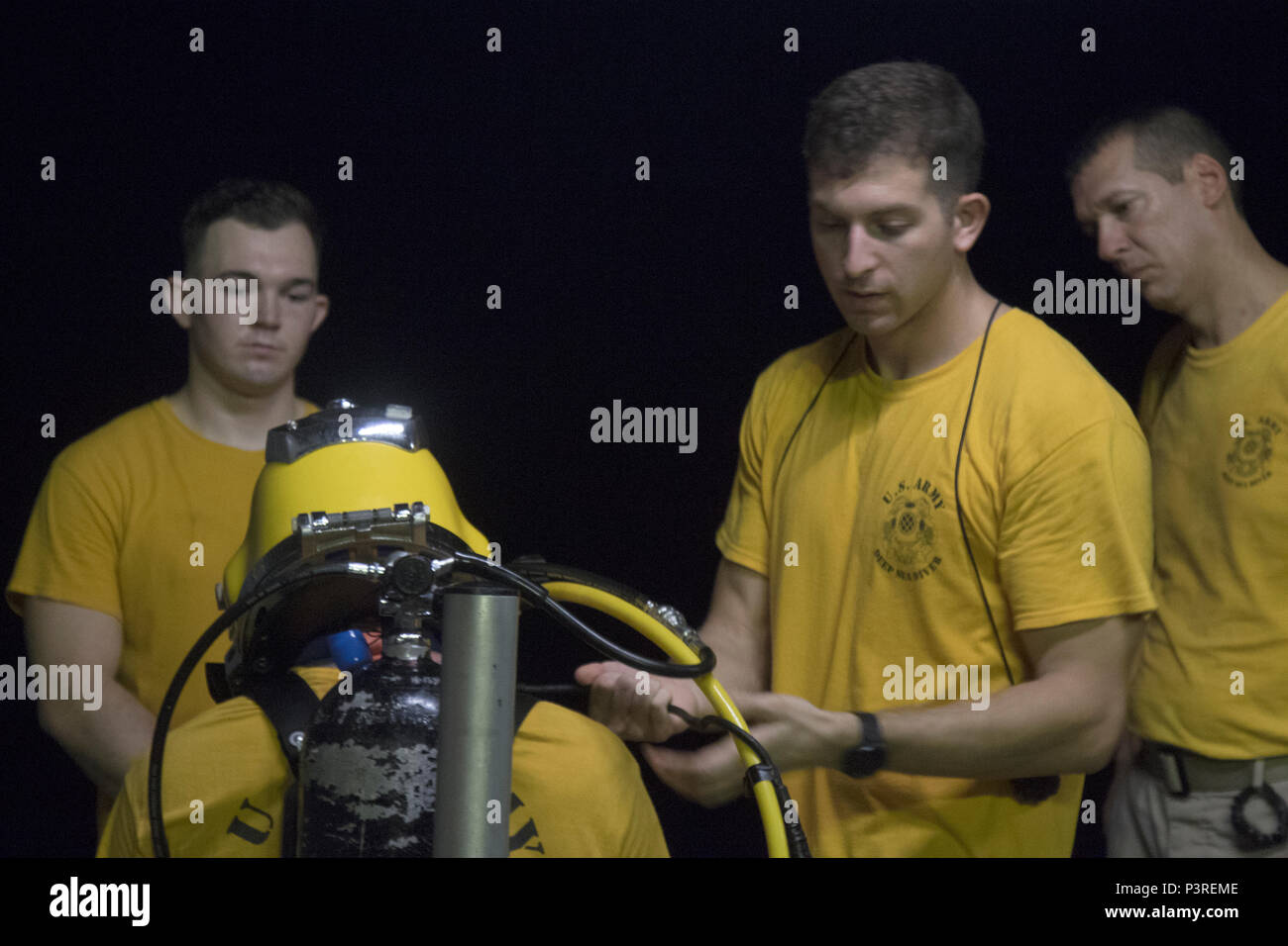 1Lt. Ayman Andrews, il delegato per la 86Engineer Dive distacco, ispeziona il suo subacqueo durante una valutazione supervisore evento, giovedì, 22 luglio sul Golfo Arabico. Il blu intenso allenamento rafforzato la capacità di leadership di immersione di supervisori. Con i subacquei' vive sulle linee, la fiducia e la competenza sono componenti chiave nelle loro operazioni quotidiane. Le valutazioni si è conclusa con un pass o fail. La predisposizione dell'unità dipende dalla loro formazione coerente e il processo di valutazione. Foto Stock