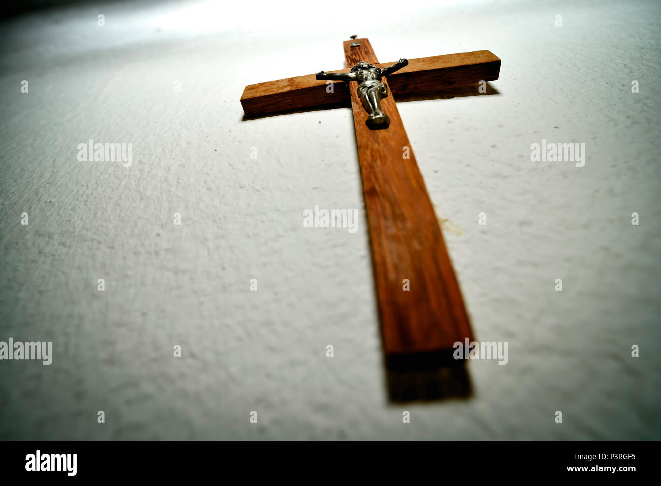 Croce pende sulla parete, Kreuz hängt an der Wand Foto Stock