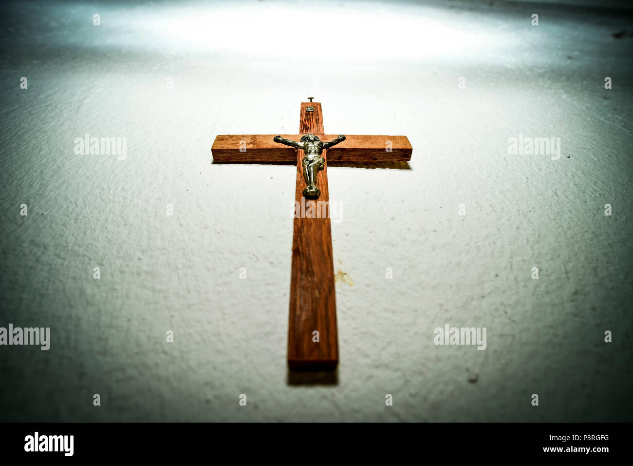 Croce pende sulla parete, Kreuz hängt an der Wand Foto Stock