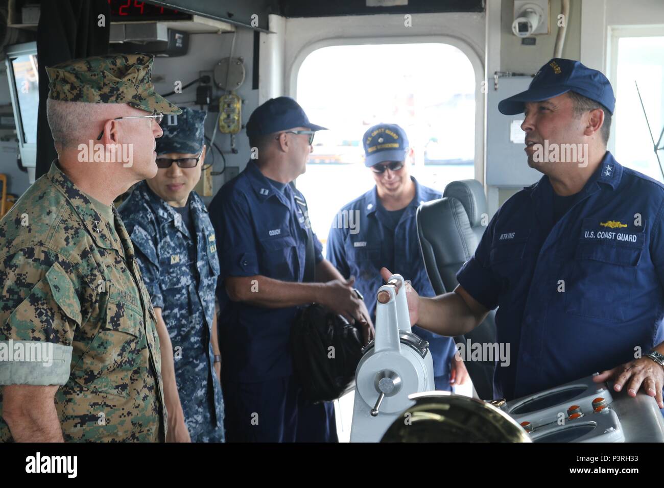 Adm posteriore. Vincent Atkins, commander, Coast Guard XIV distretto, parla con il Mag. Gen. James Hartsell, capo del personale, U.S. Pacifico Comando, sul ponte di USCGC Morgenthau WHEC (722) mentre ormeggiati alla base di Honolulu, luglio 20, 2016. Hartsell visita di Morgenthau era un professionista di scambio tra gli Stati Uniti Guardia costiera e pacifico comando che agiscono cooperativamente nell area del Pacifico di responsabilità. (U.S. Coast Guard foto di alfiere Brandon Newman/rilasciato) Foto Stock