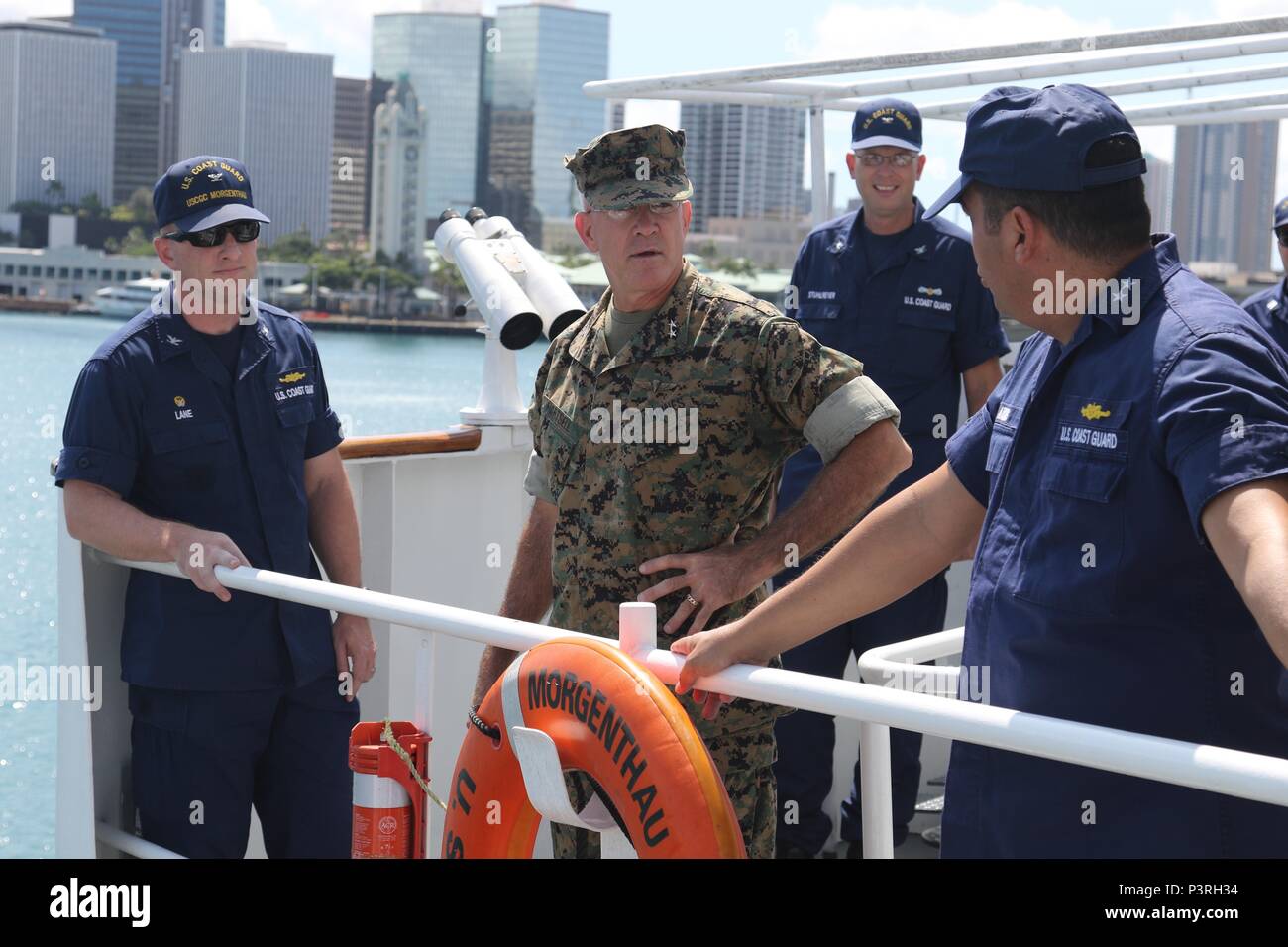 Il Mag. Gen. James Hartsell, capo del personale, U.S. Pacifico Comando, parla con posteriore Adm. Vincent Atkins, commander, Coast Guard XIV distretto, a bordo USCGC Morgenthau WHEC (722) Luglio 20, 2016. Hartsell visita di Morgenthau era un professionista di scambio tra gli Stati Uniti Guardia costiera e pacifico comando che agiscono cooperativamente nell area del Pacifico di responsabilità. (U.S. Coast Guard foto di alfiere Brandon Newman/rilasciato) Foto Stock