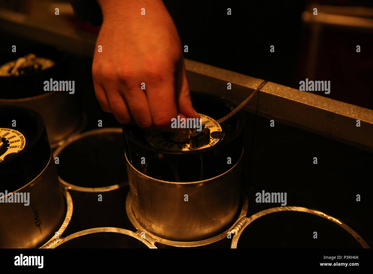 160726-M-ND832-005 Marine Corps base HAWAII, Hawaii (26 luglio 2016) - Un C-130 crewmaster con antenna Marine Refueler squadrone di trasporto 152 (indicativo di chiamata SUMO), Marine Aircraft Group 24, primo velivolo marino ala che supporta III Marine forza expeditionary, imposta timer sui razzi al Marine Corps base Hawaii, Hawaii, luglio 26, 2016. I marines stanno partecipando al bordo della Pacific 2016, una multinazionale di esercizio, dal 29 giugno al 8 agosto in e intorno alle isole hawaiane. Durante RIMPAC, VMGR-152 Membri di equipaggio sono responsabili per la preparazione di aeromobile per il volo, sul caricamento e alleggerendo il carico, e e Foto Stock