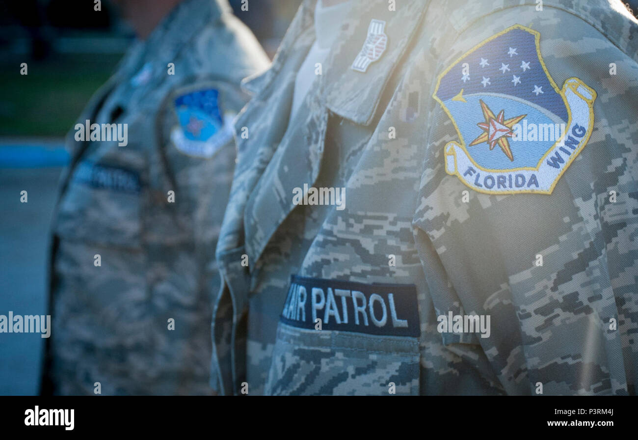 La Civil Air Patrol generale Chuck Yeager Cadet Squadron uniforme riflette sia la loro ala e rango come pure la loro organizzazione, 8 maggio 2017, a Brandon, Fla. lo squadrone ricevette il cappuccio della Florida ala 2017 squadrone di Merit Award e il cappuccio 2017 squadrone di distinzione award per la regione sud-est. Foto Stock