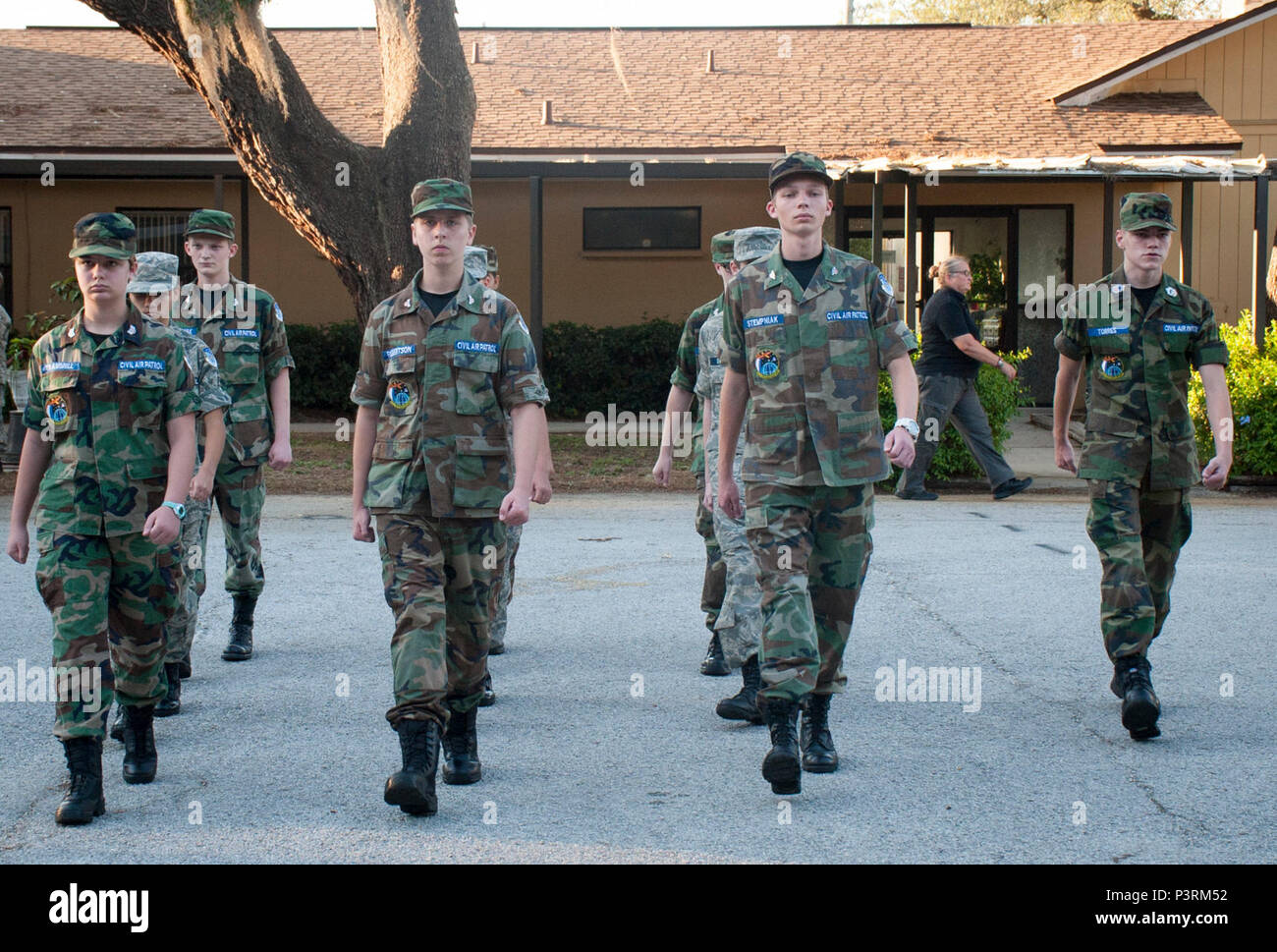 Civil Air Patrol generale Chuck Yeager Cadet squadrone cadetti marzo in formazione durante una pratica sessione trapano a Brandon, Fla., 8 maggio 2017. Il generale Chuck Yeager Cadet Squadron consiste di 49 allievi e 20 membri senior, il quale è costituito da ex militari, servendo attivamente militari e civili. Foto Stock