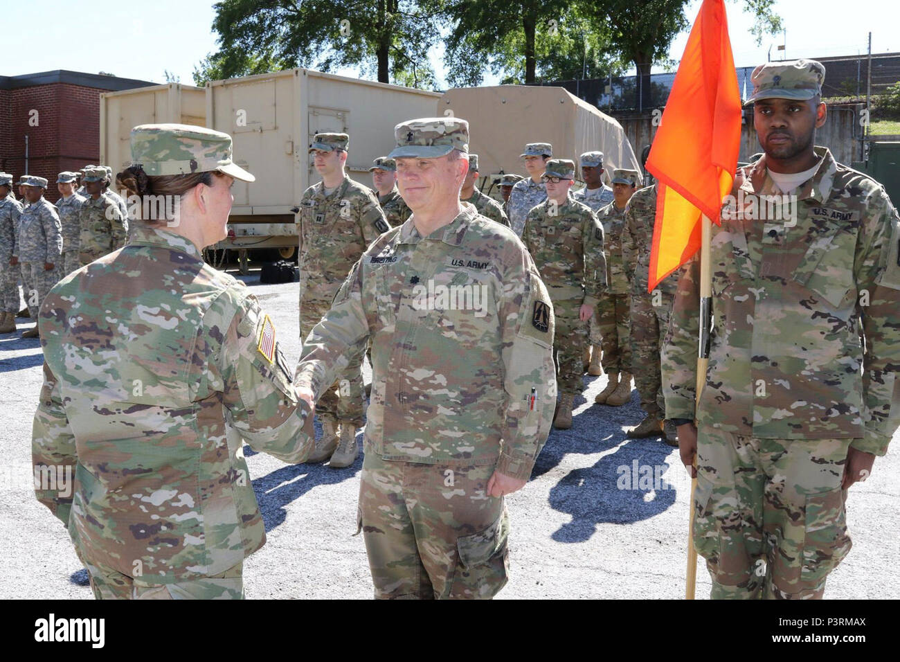 La riserva di esercito Lt. Col. James A. Freitag, cappellano personale, 335a comando di segnalazione (Teatro) stringe la mano con il Brig. Gen. Nikki Griffin-Olive, vice comandante generale del supporto, 335sc (T) durante una cerimonia di premiazione presso la sede centrale dell'unità in East Point, Georgia in maggio. Freitag, chi si sta avvicinando al pensionamento, è solo uno dei due soldati nella storia dell'esercito che ha servito come un comando sergente maggiore e come cappellano. (Ufficiale DEGLI STATI UNITI La riserva di esercito Foto Stock