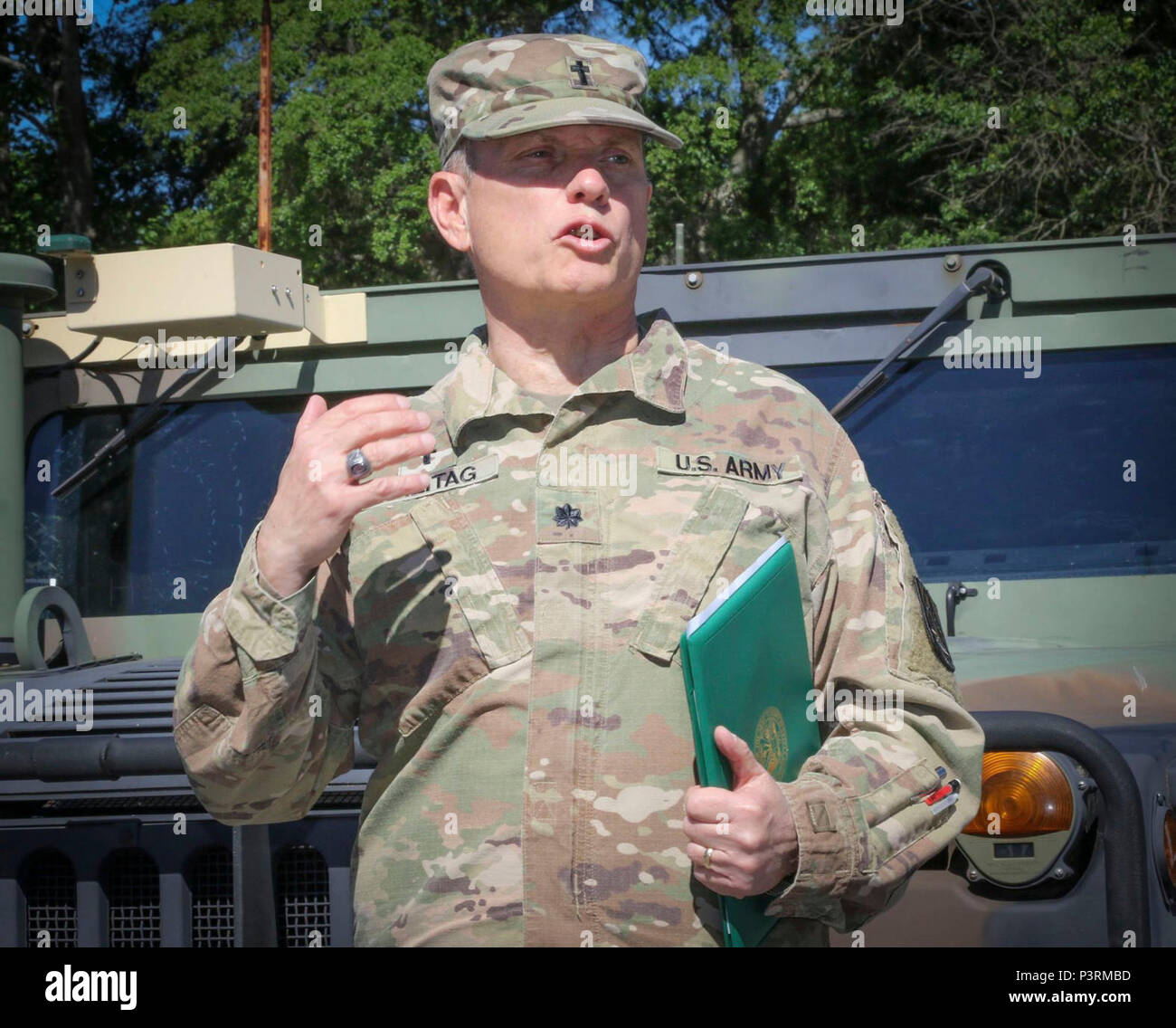 La riserva di esercito Lt. Col. James A. Freitag, cappellano personale, 335a comando di segnalazione (Teatro) si rivolge a un gruppo di soldati dopo essersi aggiudicato un servizio meritevole medaglia durante una cerimonia di premiazione presso la sede centrale dell'unità in East Point, Georgia in maggio. Freitag, chi si sta avvicinando al pensionamento, è solo uno dei due soldati nella storia dell'esercito che ha servito come un comando sergente maggiore e come cappellano. (Ufficiale DEGLI STATI UNITI La riserva di esercito Foto Stock