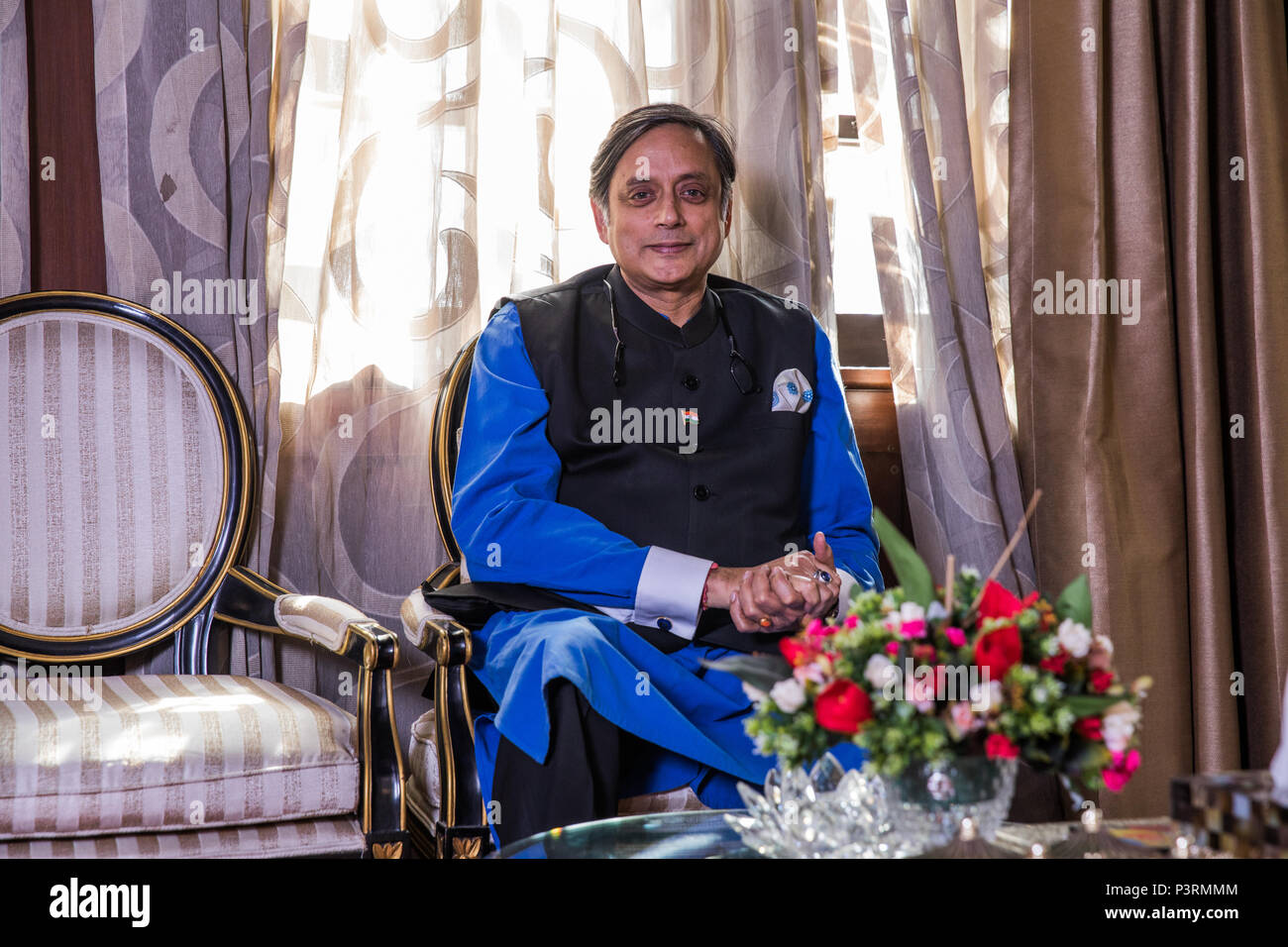 Indian scrittore e politico Shashi Tharoor fotografati a casa sua. Foto Stock