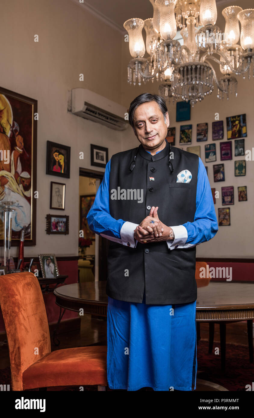 Indian scrittore e politico Shashi Tharoor fotografati a casa sua. Foto Stock