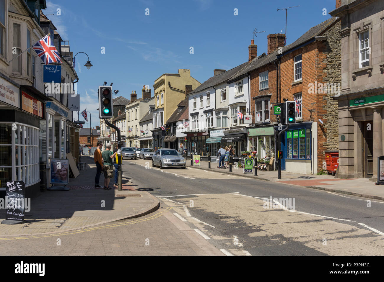 Strada alta della città mercato di Towcester, Northamptonshire, Regno Unito Foto Stock