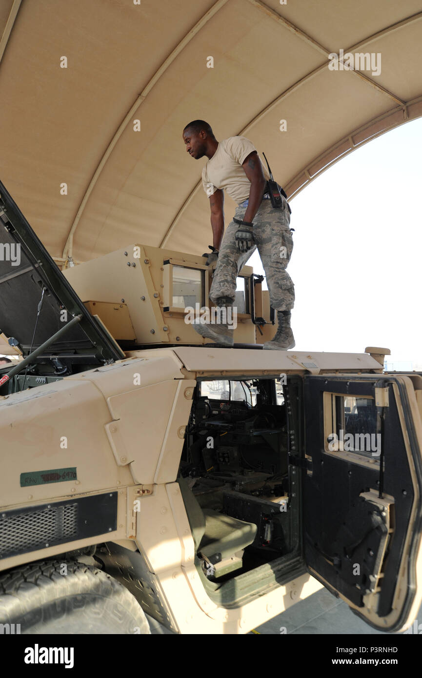 Senior Airman Daniel Gardner, 386Expeditionary disponibilità logistica lo squadrone speciale trattamento tecnico, ispeziona un Humvee luglio, 21, 2016 in una località segreta in Asia sud-ovest. Il trattamento speciale sezione del 386 ELRS porta antenna volo è responsabile di eseguire ispezioni congiunte, che consente tutto ciò che passa l'ispezione deve essere acquisita nella porta. (U.S. Air Force foto/Senior Airman Zachary Kee) Foto Stock