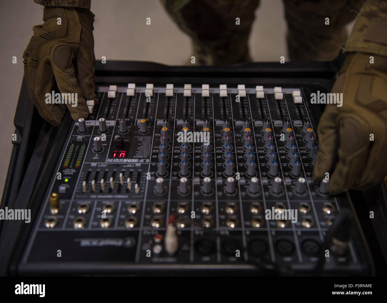 Senior Airman Ryan Custodio, 455th comunicazioni Expeditionary Squadron, la trasmissione a radiofrequenza System technician, regolare i livelli di volume su un miscelatore, Bagram Airfield, Afghanistan, 27 luglio 2016. Le trasmissioni RF sezione fornisce l'indirizzo pubblico di supporto di sistema per le funzioni ufficiali come ad esempio cambiare il comando di cerimonie e distinguere i visitatori. (U.S. Air Force foto di Senior Airman Justyn M. Freeman) Foto Stock