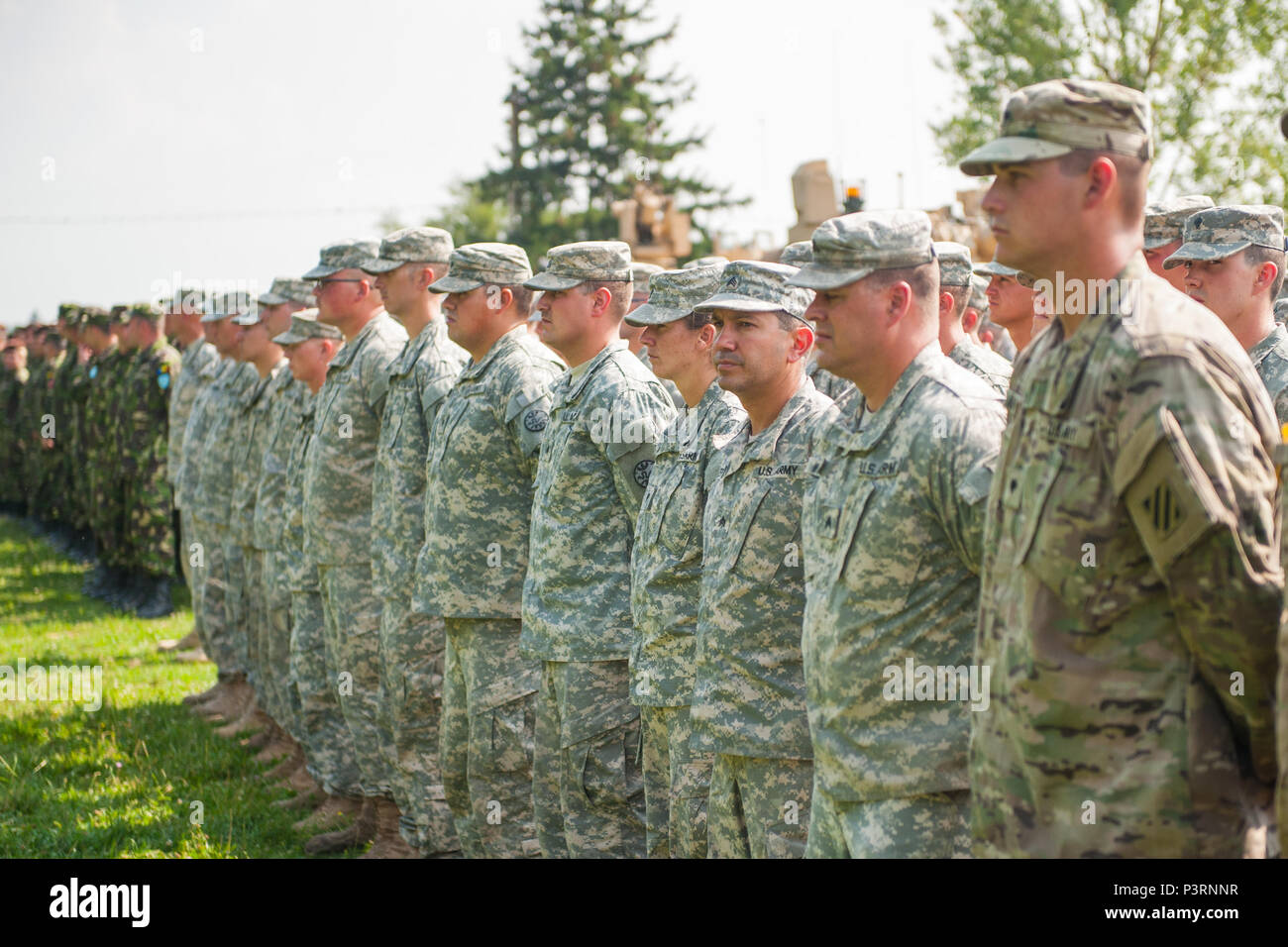 I soldati di cavalleria 116vigili del Team di combattimento stand a proprio agio durante la cerimonia di apertura di esercitare Saber Guardian 16 presso il rumeno di forze terrestri Combat Training Center in Cincu, Romania Luglio 27, 2016. Saber Guardian, una multinazionale di esercitazione militare che coinvolge circa 2.800 militari provenienti da dieci nazioni tra cui l'Armenia, Azerbaigian, Bulgaria, Canada, Georgia, Moldavia, Polonia, Romania, Ucraina e Stati Uniti Gli obiettivi di questo esercizio sono la costruzione di multinazionale, regionale e partenariato congiunto capacità per migliorare le relazioni militari, lo scambio di esperienze professionali Foto Stock