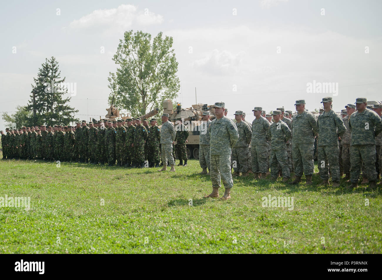 Col. Farin Schwartz, comandante della cavalleria 116vigili del Team di combattimento, sorge nella parte anteriore di soldati dell'116Cavalary Brigade Combat Team durante la cerimonia di apertura di esercitare Saber Guardian 16 presso il rumeno di forze terrestri Combat Training Center in Cincu, Romania Luglio 27, 2016. Saber Guardian, una multinazionale di esercitazione militare che coinvolge circa 2.800 militari provenienti da dieci nazioni tra cui l'Armenia, Azerbaigian, Bulgaria, Canada, Georgia, Moldavia, Polonia, Romania, Ucraina e Stati Uniti Gli obiettivi di questo esercizio sono la costruzione di multinazionale, regionale e partenariato congiunto c Foto Stock