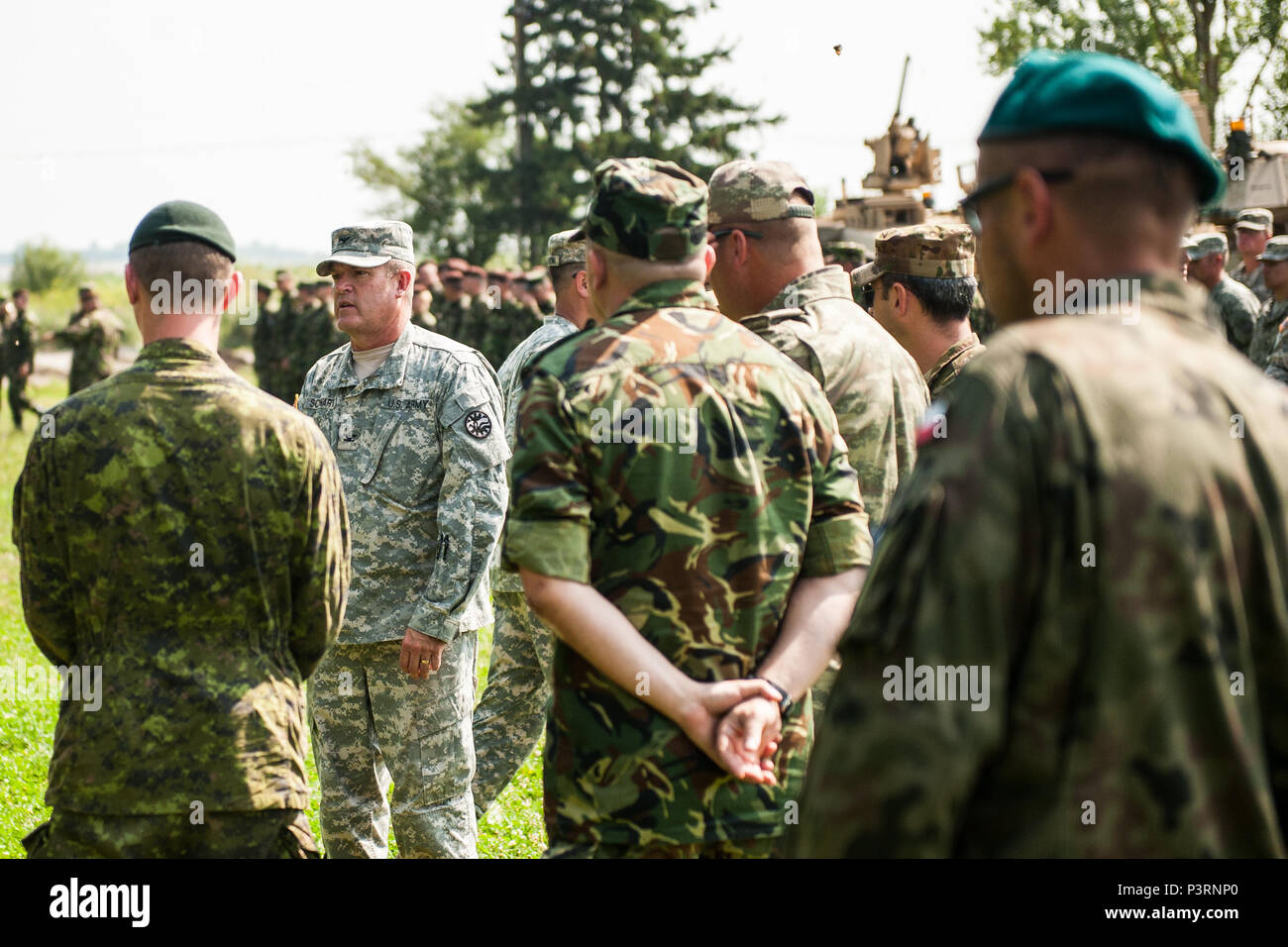 Col. Farin Schwartz, comandante della cavalleria 116vigili del Team di combattimento, parla con i comandanti provenienti da altre nazioni che frequentano esercizio Saber Guardian 16 dopo la cerimonia di apertura presso il rumeno di forze terrestri Combat Training Center in Cincu, Romania Luglio 27, 2016. Saber Guardian, una multinazionale di esercitazione militare che coinvolge circa 2.800 militari provenienti da dieci nazioni tra cui l'Armenia, Azerbaigian, Bulgaria, Canada, Georgia, Moldavia, Polonia, Romania, Ucraina e Stati Uniti Gli obiettivi di questo esercizio sono la costruzione di multinazionale, regionale e comune capacità di partenariato rafforzando la spia MIL Foto Stock