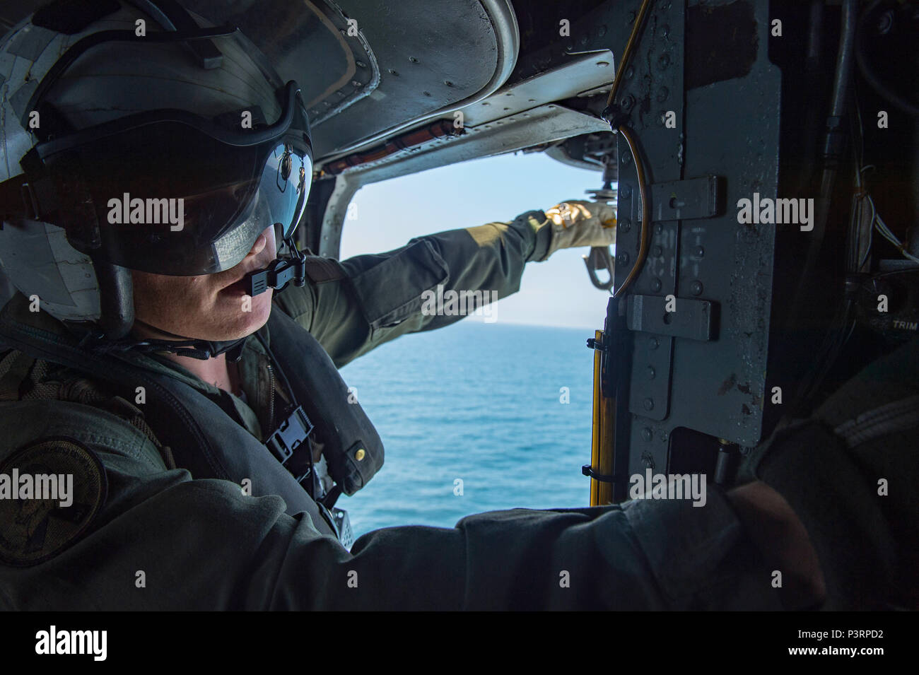 Oceano Pacifico (27 luglio 2016)- Aircrewman navale (elicottero) terza classe Patrick Hughes prende in mano il verricello per il Airborne Profiler ambientale (AEP) a bordo di un MH-53E mare Dragon assegnato alla miniera di elicottero contromisure Squadron (HM) 14 come parte di una miniera di esercizio della caccia durante la California del Sud porzione di cerchione della Pacific 2016. Venti-sei nazioni, più di 40 navi e sottomarini, più di 200 aerei e 25.000 personale partecipano RIMPAC dal 30 giugno al 4 agosto, in e intorno alle Isole Hawaii e la California del Sud. Il più grande del mondo marittimo internazionale Foto Stock