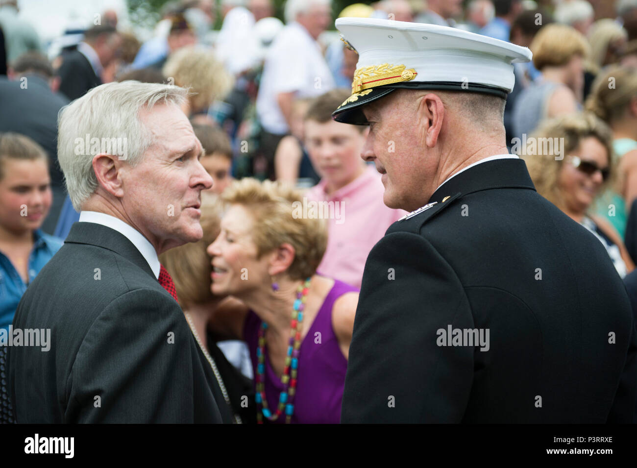 L' onorevole Ray Mabus, settantacinquesimo segretario della Marina, E DEGLI STATI UNITI Marine Corps gen. Joseph F. Dunford, presidente del Comune di capi di Stato Maggiore, converse dopo una cerimonia di denominazione per un U.S. Nave della marina americana presso la Caserma marini a Washington D.C., 28 luglio 2016. La nave, un Arleigh Burke-class guidato-missile distruttore, è denominato la USS Harvey C. Barnum Jr., DDG-124, dopo aver ritirato U.S. Marine Corps Col. Harvey Barnum, guerra di Vietnam Medal of Honor destinatario. (DoD foto di U.S. Army Sgt. James K. McCann / rilasciato) Foto Stock