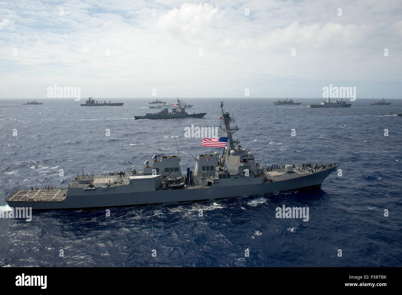 160728-N-SI773-3787 OCEANO PACIFICO (28 luglio 2016) i marinai a bordo Arleigh Burke-class guidato-missile destroyer USS Pinckney (DDG 91) osservare e scattare foto della prossimità di un gruppo di formazione vela durante il cerchio del Pacifico 2016. Pinckney è stata una delle 40 navi e sottomarini in rappresentanza di 13 partner internazionali unite a far parte del gruppo vela. Venti-sei nazioni, più di 40 navi e sottomarini, più di 200 aerei, e 25.000 personale partecipano RIMPAC dal 30 giugno al 4 agosto, in e intorno alle Isole Hawaii e la California del Sud. Il più grande del mondo marittimo internazionale e Foto Stock