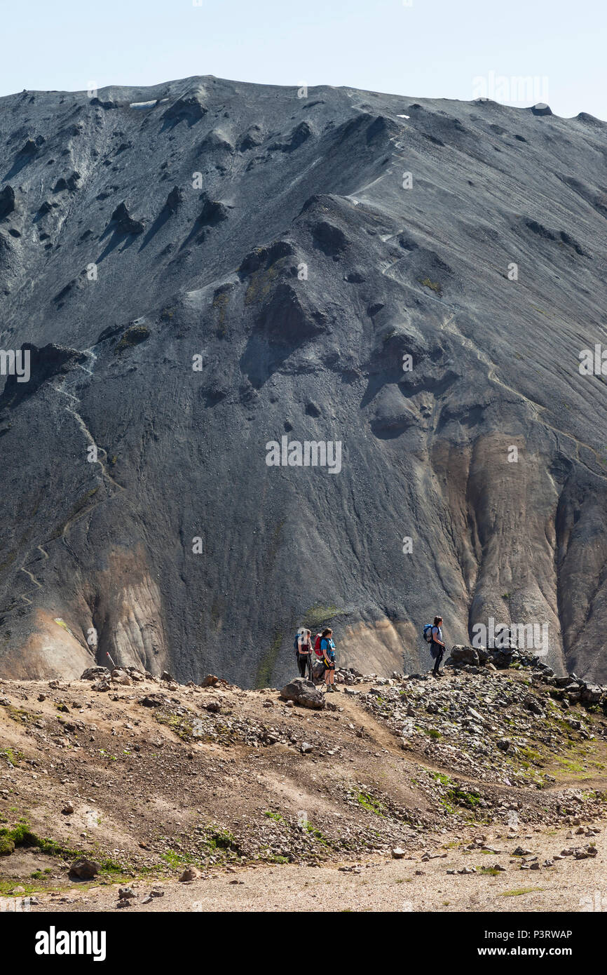 Gli escursionisti sul Laugavegur Trail con la montagna vulcanica di Blahnukur come sfondo, Landmannalaugar, Islanda. Foto Stock