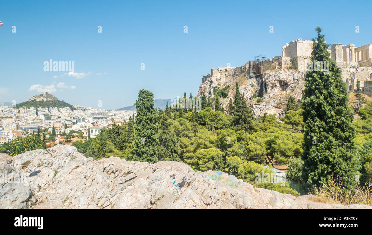 Vista dal solido marble hill chiamato Aeropagus Hill aka Mars Hill, verso l'Acropoli di Atene, Grecia Foto Stock