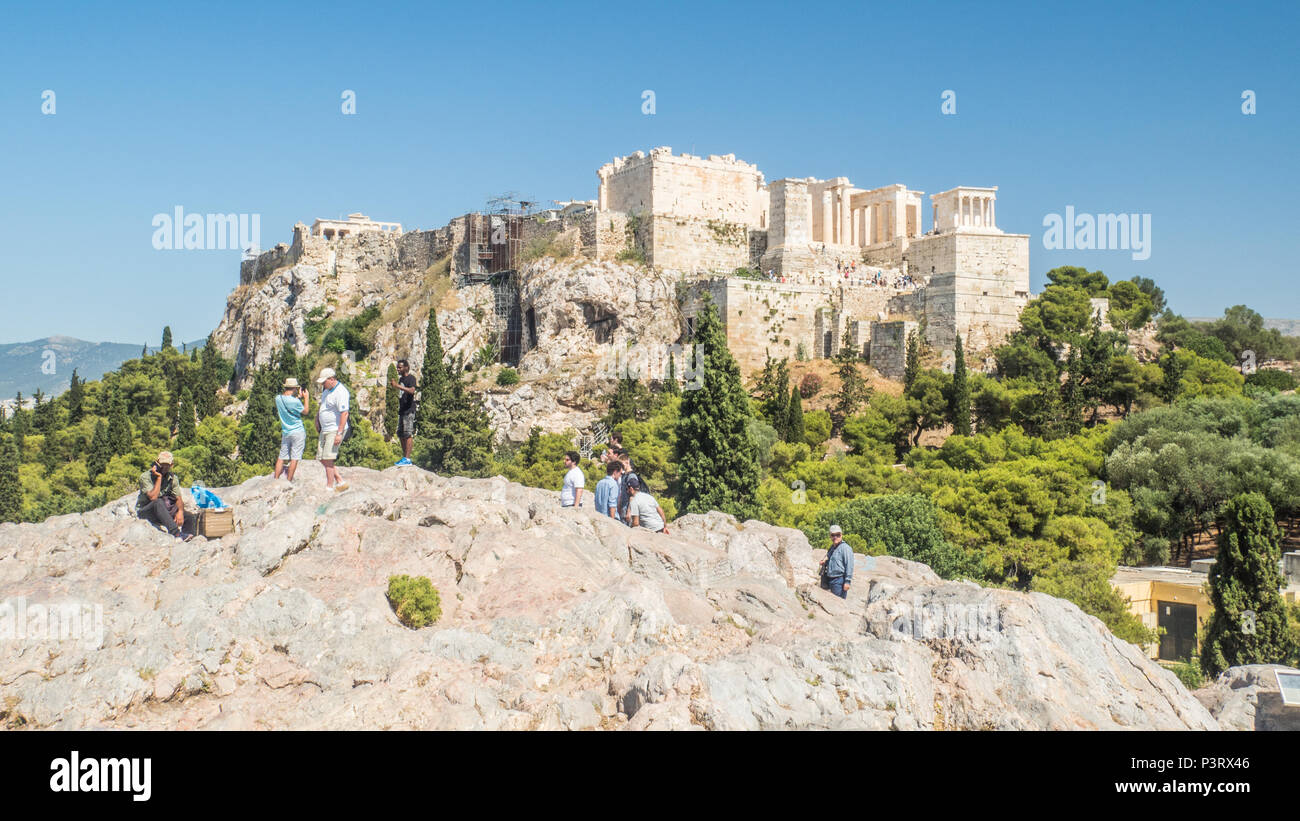 Vista dal solido marble hill chiamato Aeropagus Hill aka Mars Hill, verso l'Acropoli di Atene, Grecia Foto Stock