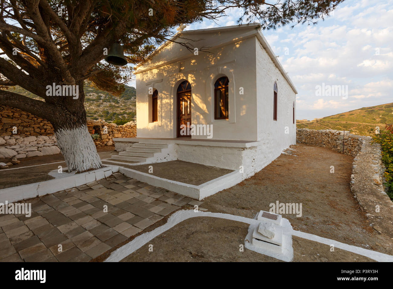 Vista di Agios Georgios La chiesa in Acropoli di Fourni isola in Grecia. Foto Stock