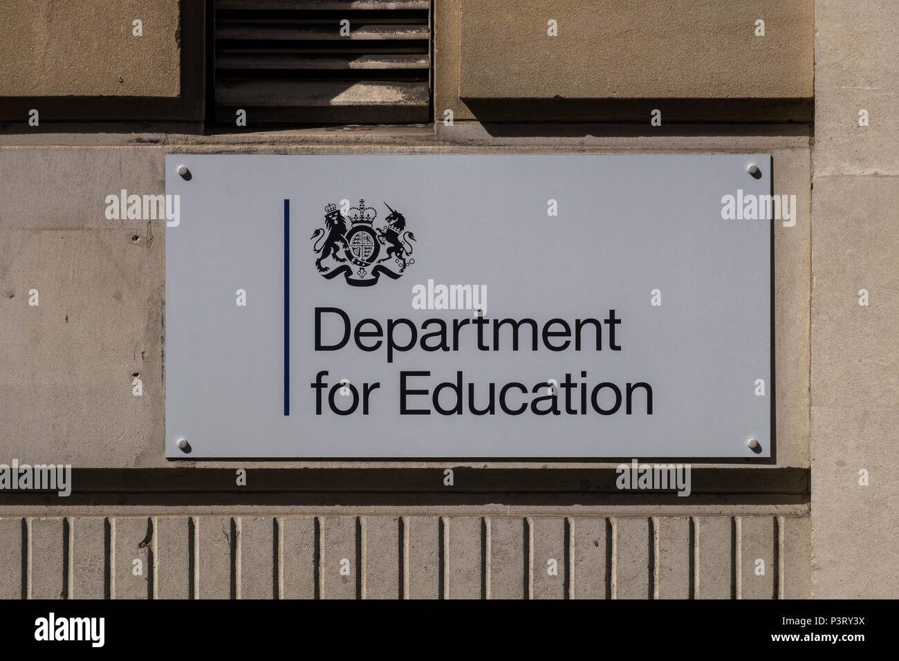 Dipartimento di Educazione sulla targa dati fuori ufficio su grande Smith Street, London, England, Regno Unito Foto Stock