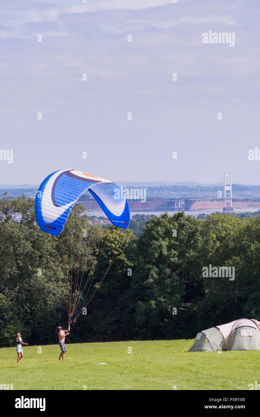 Chepstow, Galles - 14 ago: Uomo lanciando un parapendio dalla collina sopra il ponte della Severn il 14 agosto 2016 presso la Raccolta verde sito del Festival Foto Stock