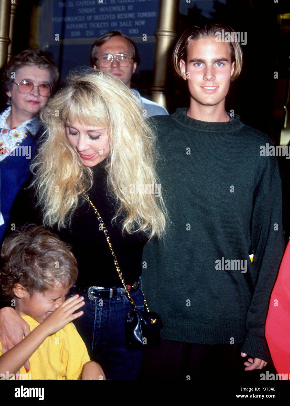 HOLLYWOOD, CA - novembre 10: Cindy Landon, Sean Landon, Christopher B. Landon frequentare Disney's "Beauty & la Bestia' Hollywood Premiere su Novembre 10, 1991 a El Capitan Theater di Hollywood, in California. Foto di Barry re/Alamy Stock Photo Foto Stock