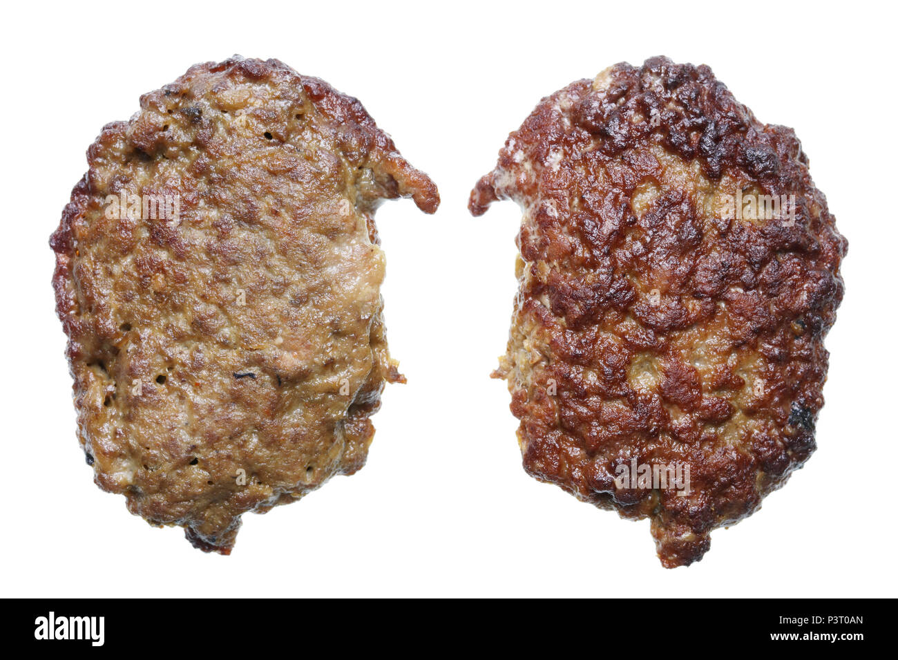 Pancake di carne fatto da fegato di carni bovine è fritto in olio di oliva. Vista da entrambi i lati. Isolato su bianco studio shot macro Foto Stock