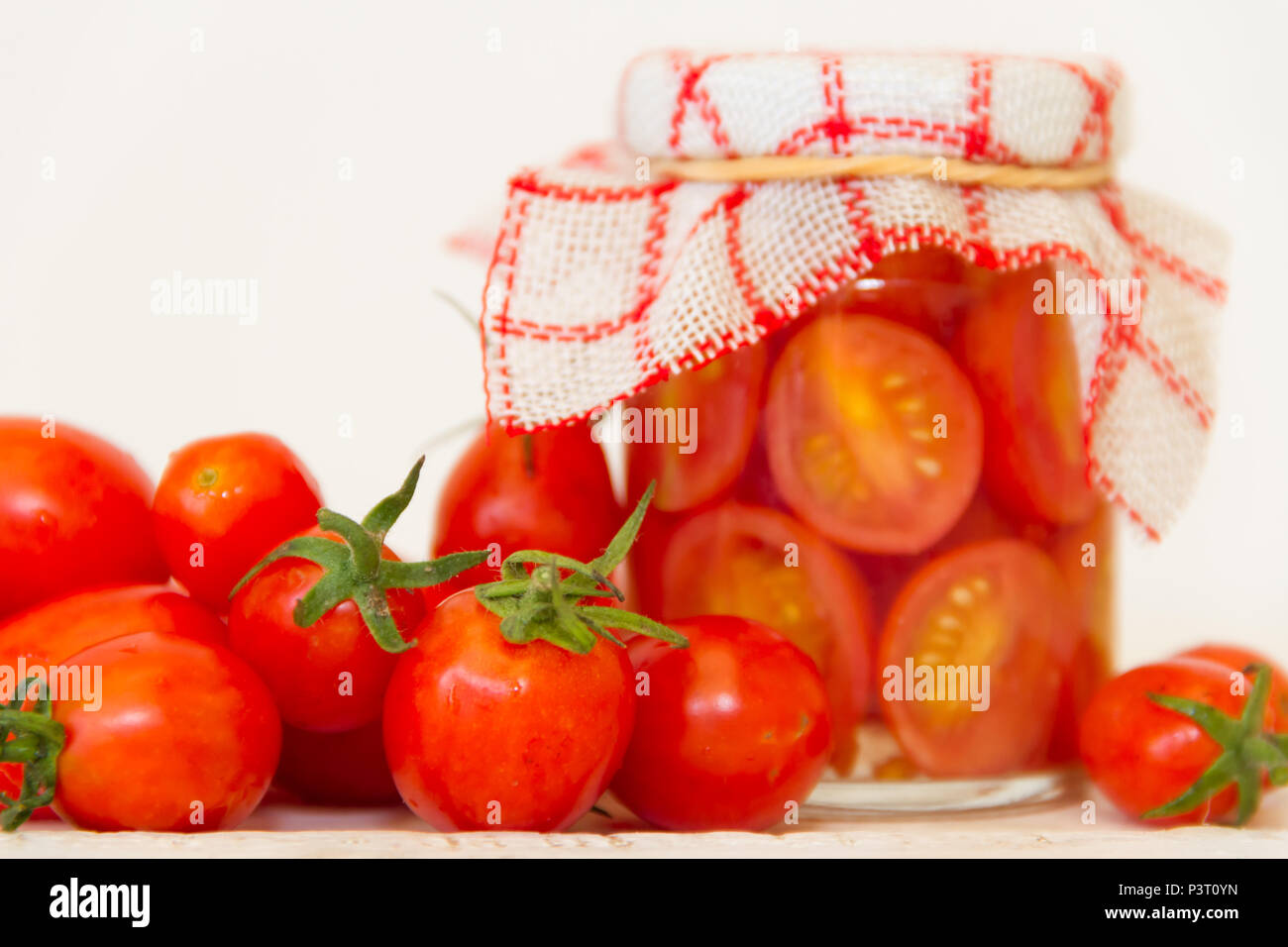 Preparazione artigianale di sottaceti di organico di pomodori ciliegini Foto Stock