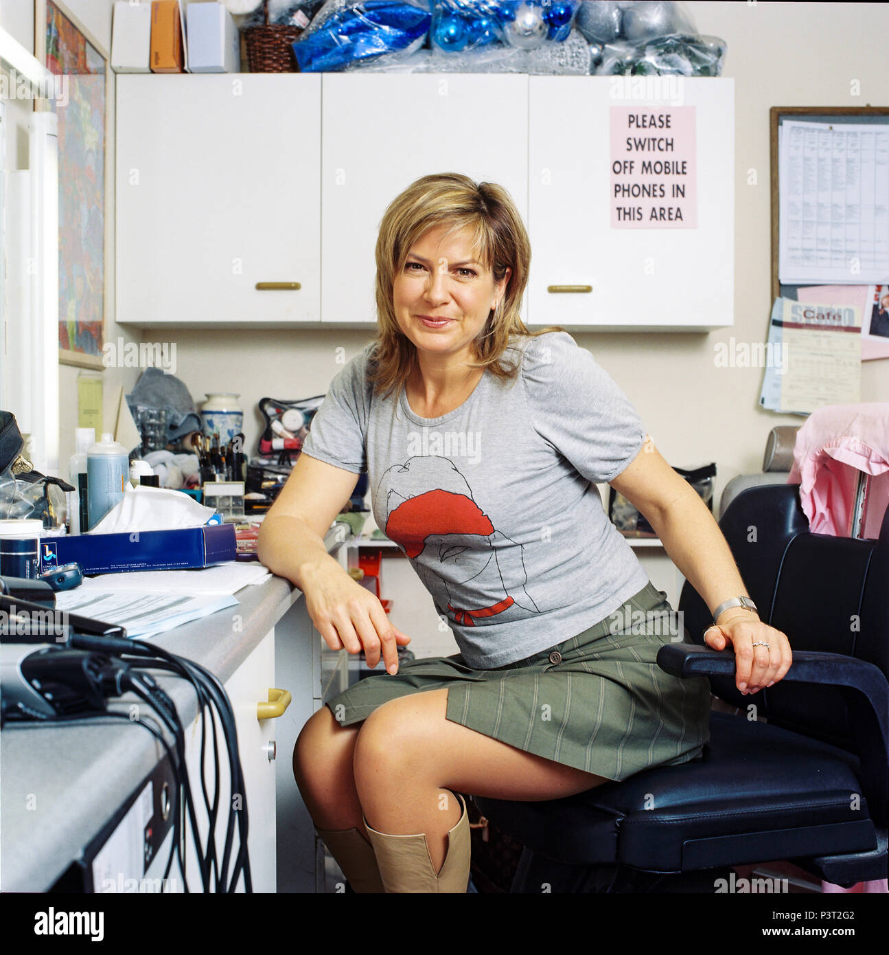 La televisione inglese presenter Penny Smith, fotografati dietro le quinte GMTV studios, aprile 2004, South Bank di Londra, Inghilterra, Regno Unito. Foto Stock