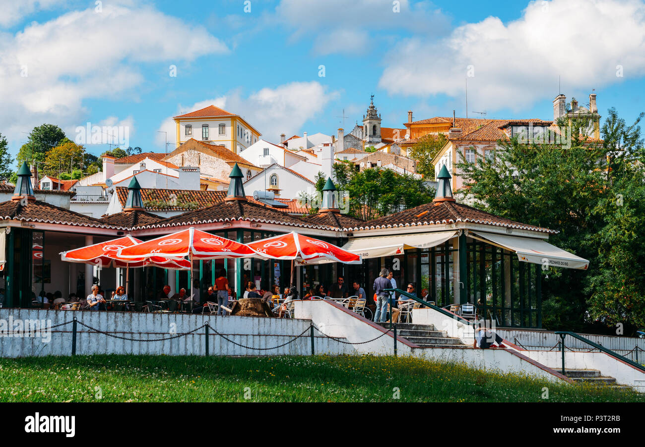 La gente del posto godersi rinfreschi e il cibo in un bar su teh orme della cittadina collinare di Constância in Santarem distretto del Portogallo Foto Stock