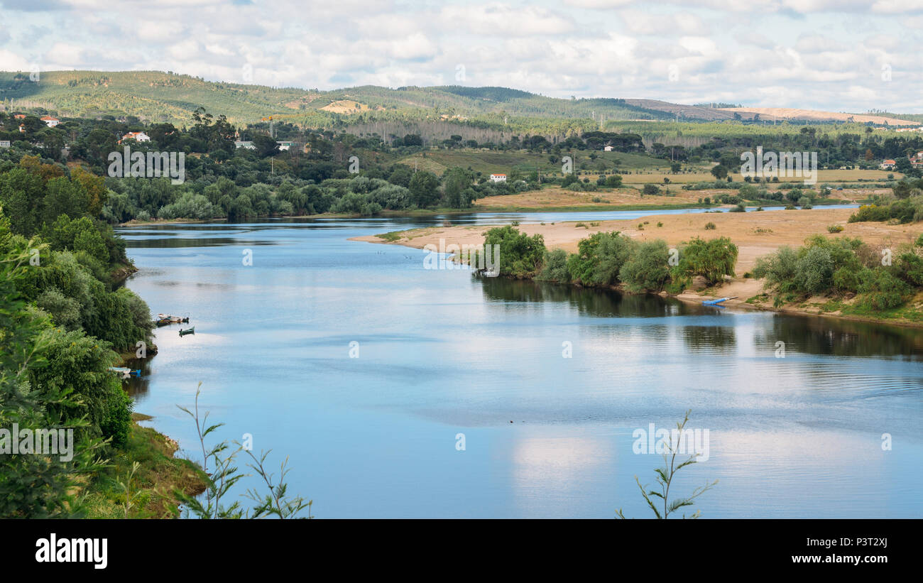 Argine del fiume Tejo, Constância, Portogallo Foto Stock