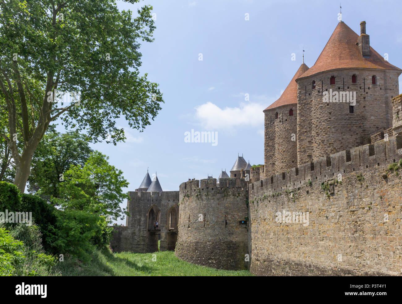 La Cité medievale di Carcassonne, dipartimento francese dell Aude, Regione Occitanie, Francia. Pareti esterne, bastioni, torrette e torri. Foto Stock