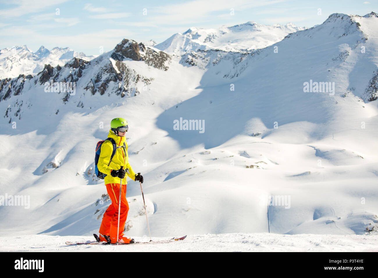 Foto di sportivi sci uomo sullo sfondo di montagne innevate Foto Stock