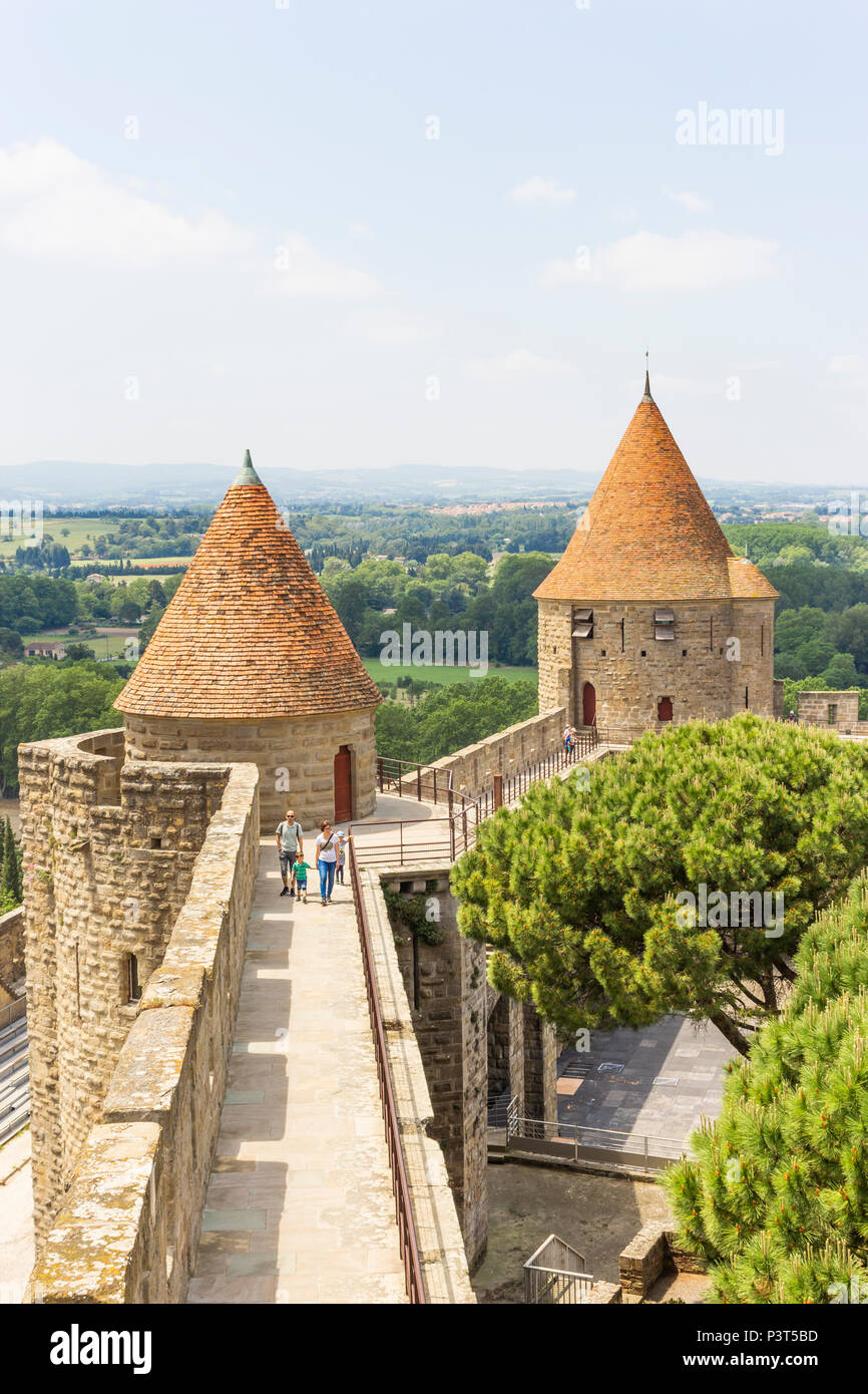 La Cité medievale di Carcassonne, dipartimento francese dell Aude, Regione Occitanie, Francia. Pareti esterne, bastioni, torrette e torri. Foto Stock