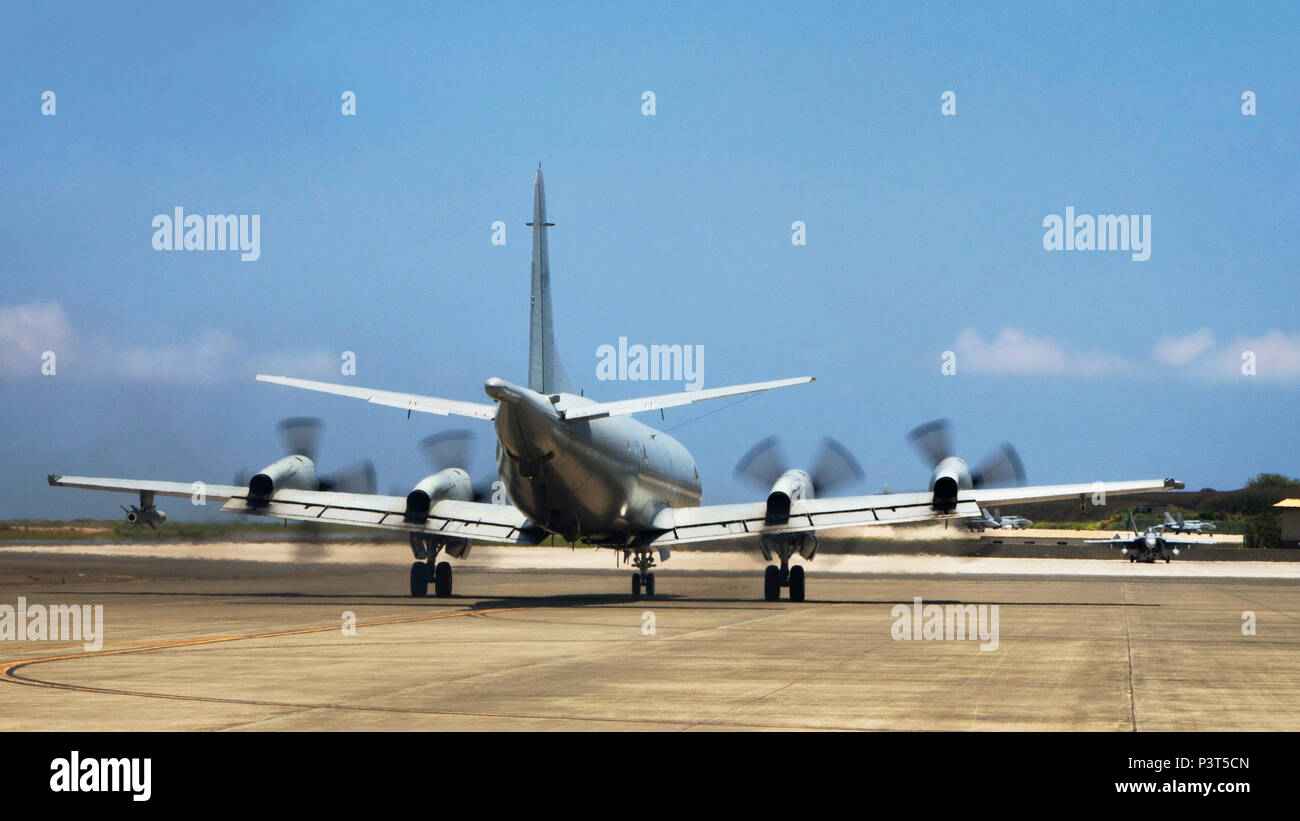 Un RAAF AP-3C Orion aeromobile da 11 Squadron taxi al Marine Corps base, Kaneohe Bay, Hawaii, per una sortita che coinvolgerà la cottura un AGM-84 Harpoon missile come parte del cerchio di esercizio del Pacifico 2016. Bordo del Pacifico (RIMPAC) è un U.S. Flotta del pacifico-hosted multinazionale biennale esercizio marittimo progettato per promuovere e sostenere la cooperazione internazionale sulla sicurezza degli oceani di tutto il mondo. (Australian Defence Force foto di LSI Lee-Anne Mack) Foto Stock