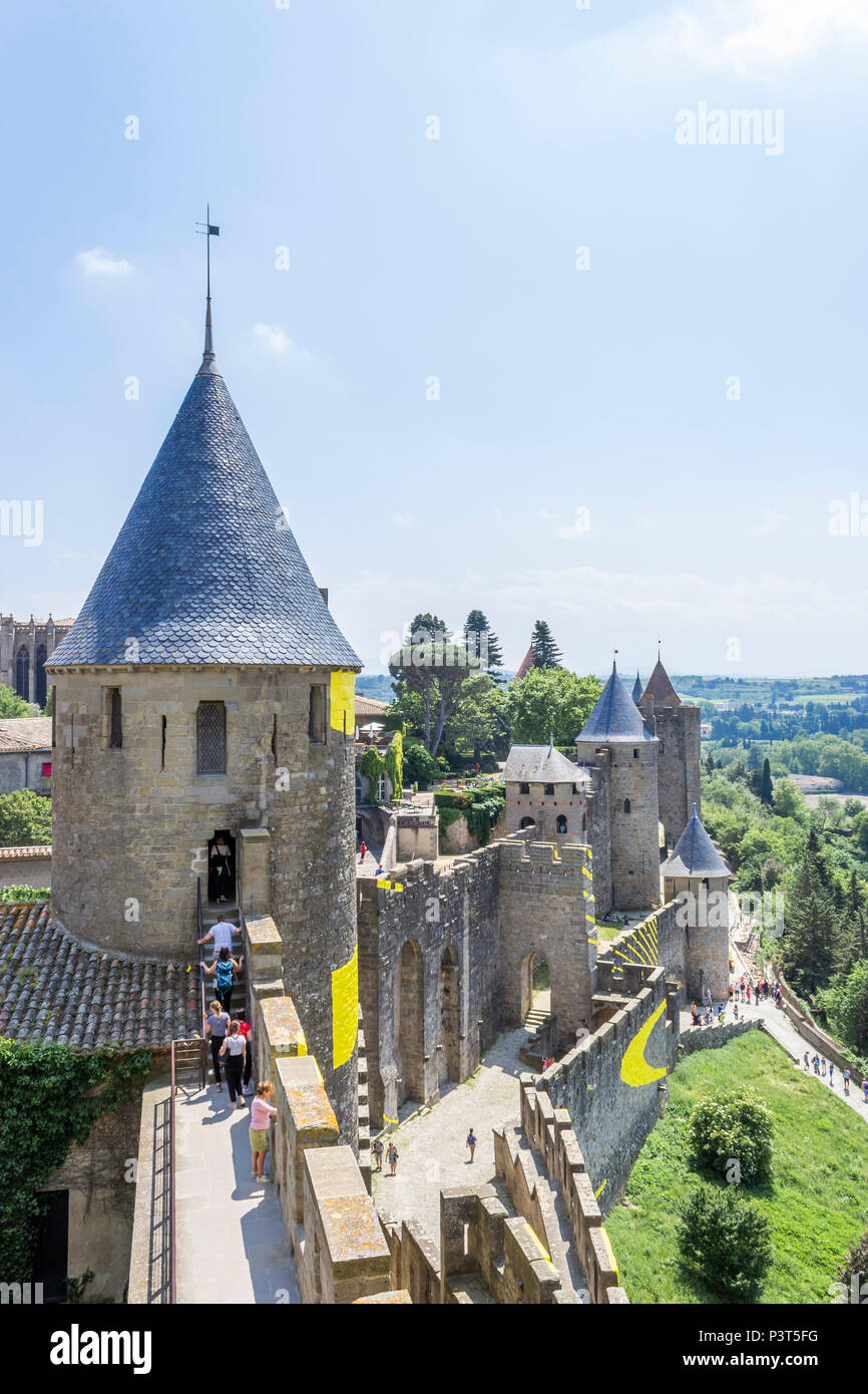 La Cité medievale di Carcassonne, dipartimento francese dell Aude, Regione Occitanie, Francia. Pareti esterne, bastioni, torrette e torri. Foto Stock