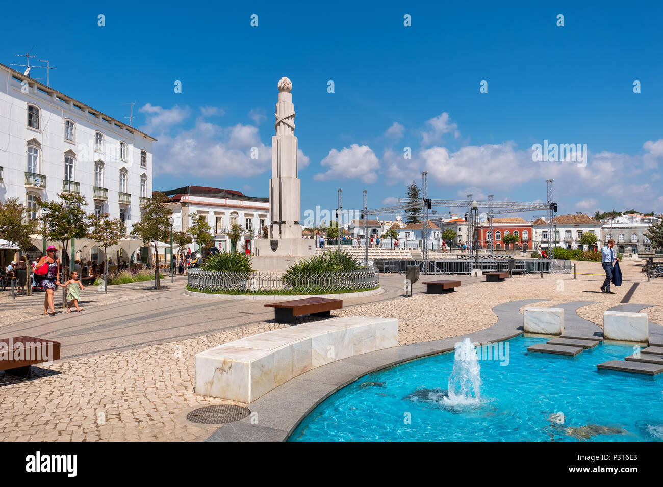 Vista della fontana e il monumento ai caduti in guerra in Piazza della Repubblica. Tavira, Algarve, PORTOGALLO Foto Stock