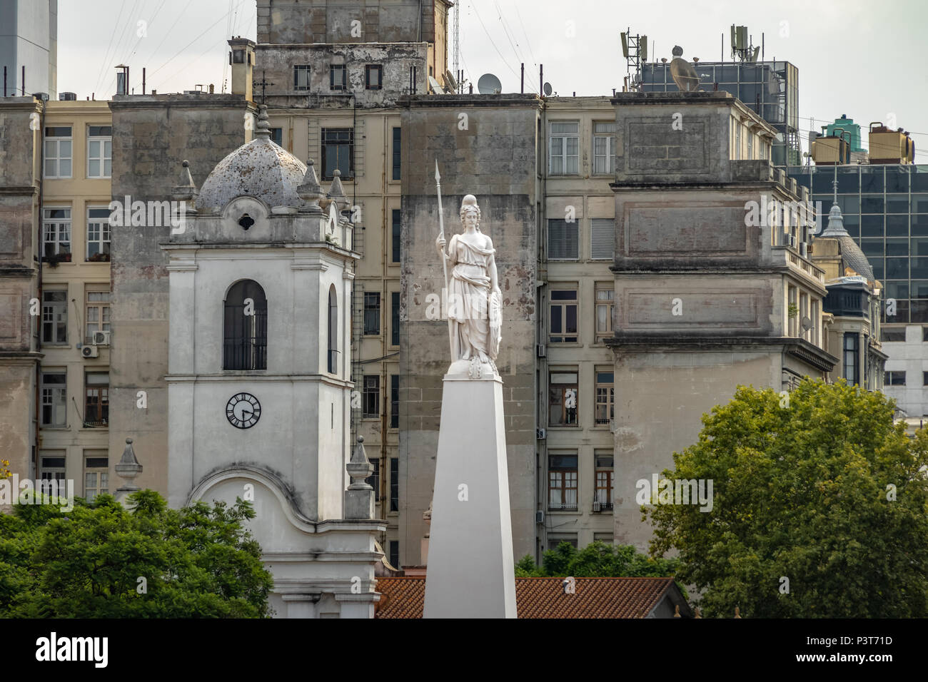 Statua della Libertà sulla sommità della piramide di maggio a Plaza de Mayo - Buenos Aires, Argentina Foto Stock