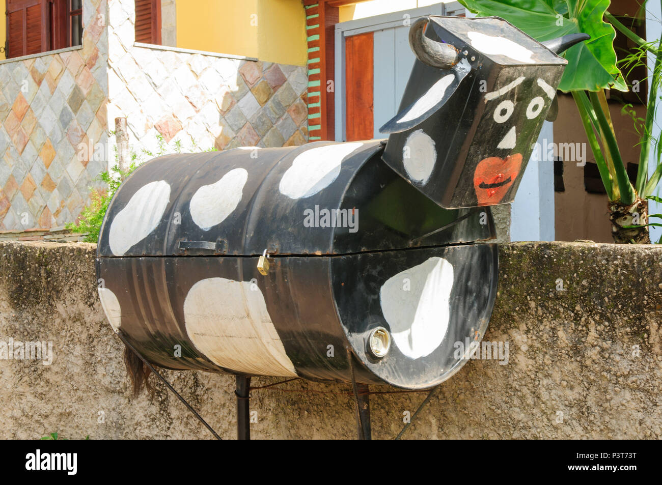 LAVRAS NOVAS, MG - 13.02.2016: Distrito de LAVRAS NOVAS - Vista de caixa de correio alusiva Uma vaca no Distrito de Lavras Novas, em Ouro Preto (MG). (Foto: Mourão Panda / Fotoarena) Foto Stock