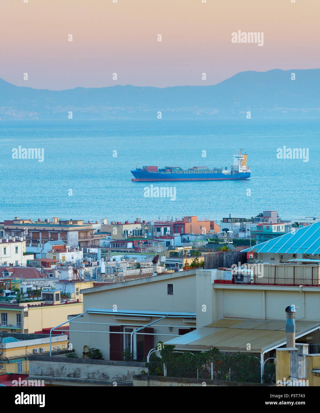 Nave cisterna piena di contenitori in arrivo a Napoli porto di mare. Italia Foto Stock