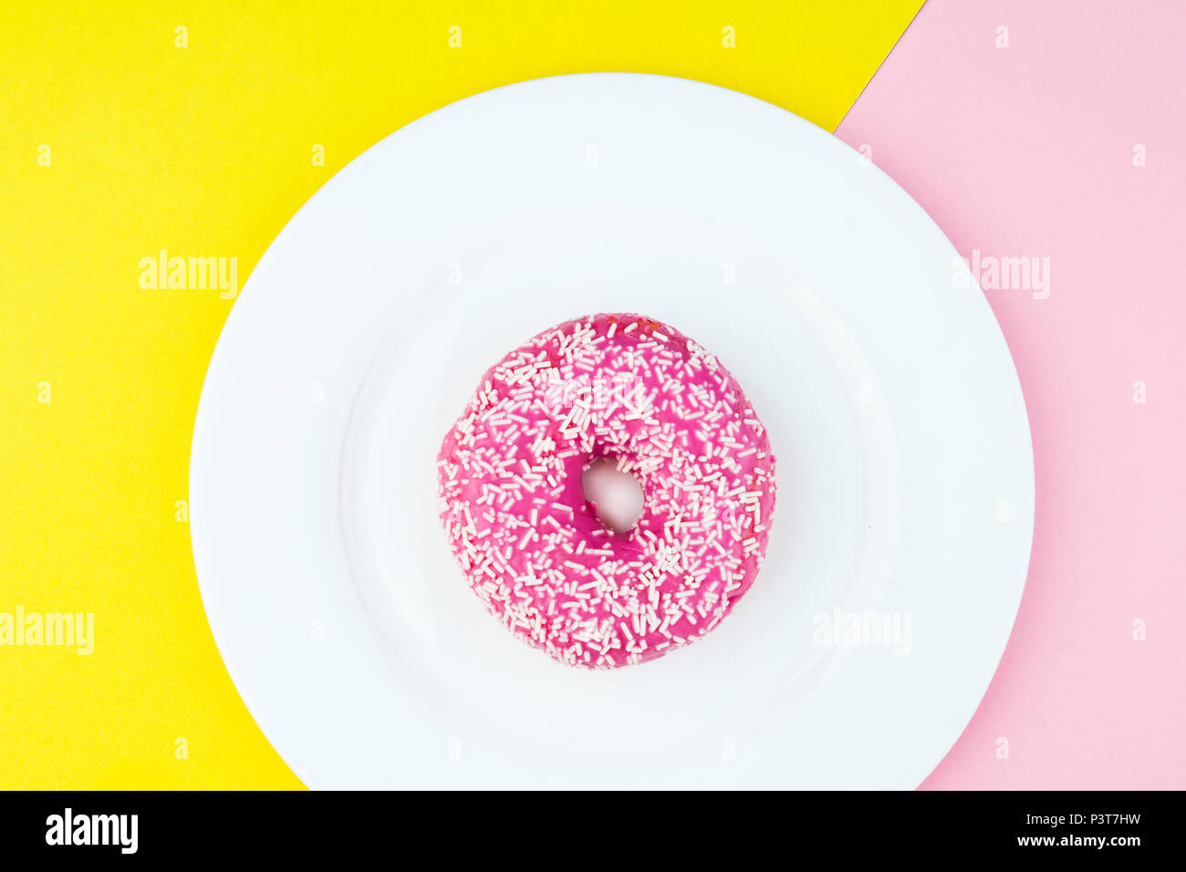 Una gustosa ciambella con topping Foto Stock