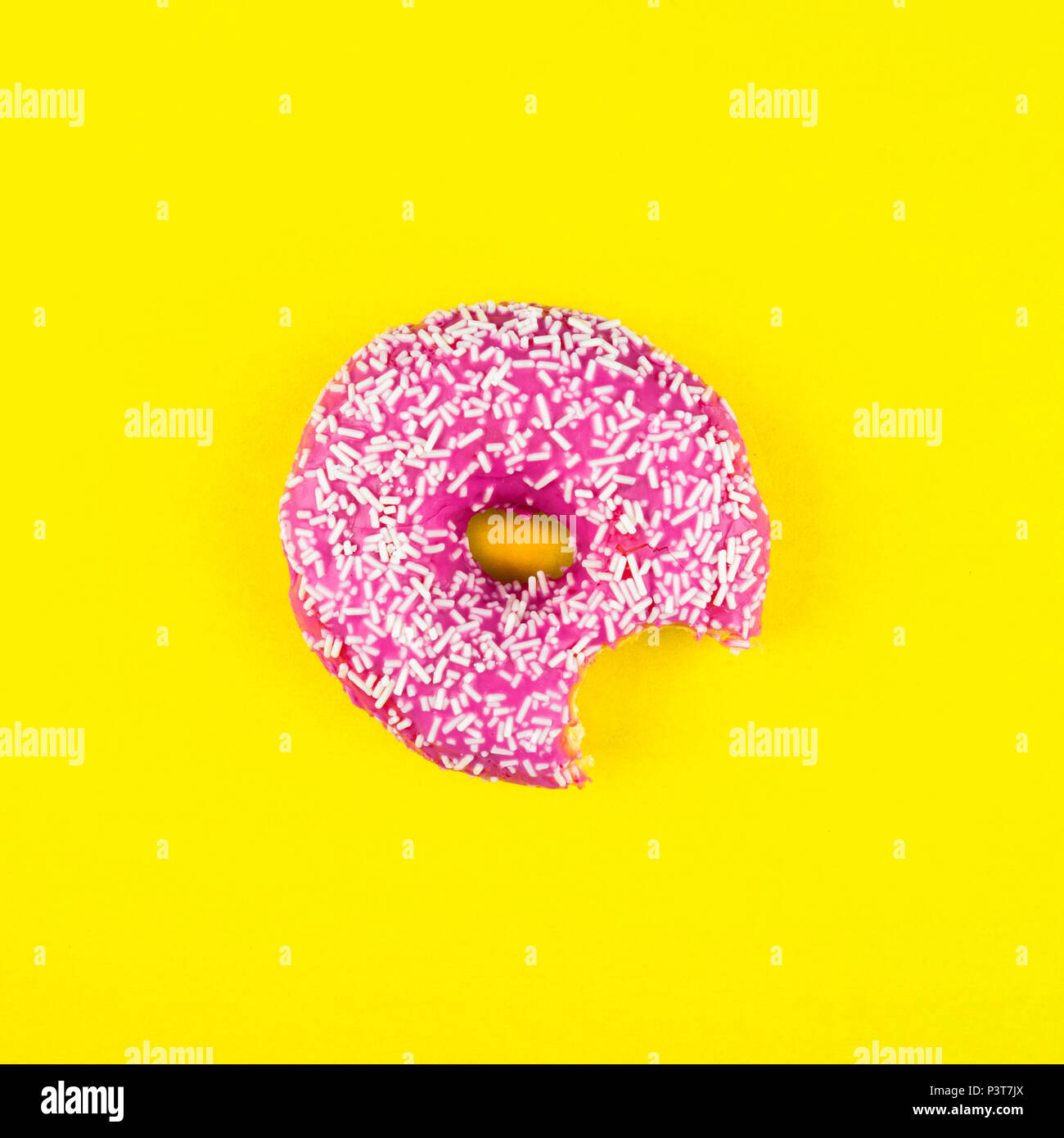 Il minimalismo, contrasto di colore su uno sfondo giallo, donut foto da sopra in uno stile piatto Foto Stock