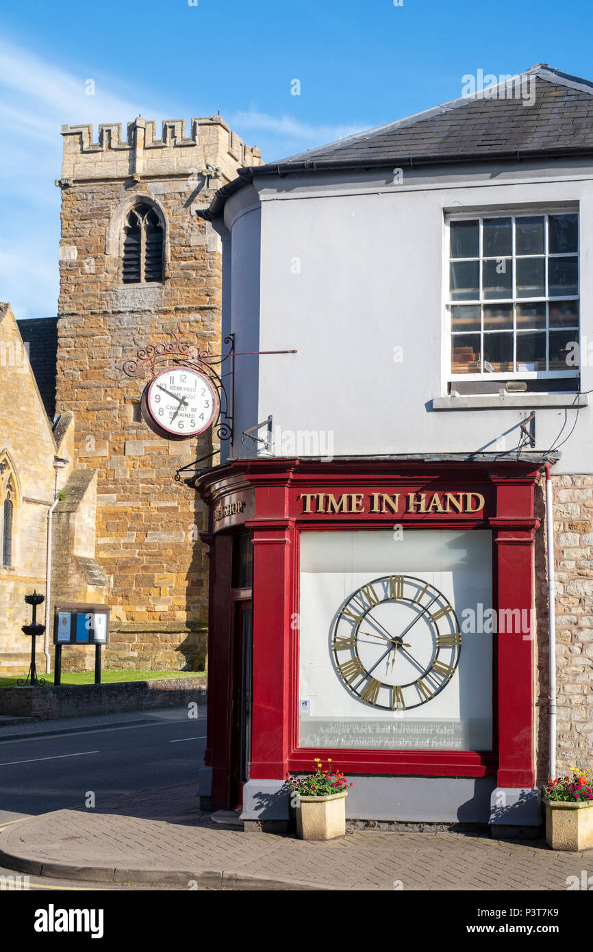 Tempo in mano. Orologio antico Riparazione e restauro negozio a Shipston on Stour, Warwickshire, Inghilterra Foto Stock